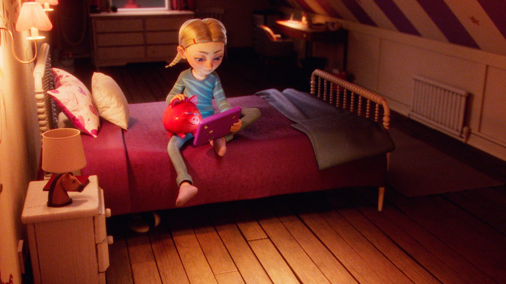 Ein animiertes Mädchen sitzt in gemütlicher Atmosphäre auf ihrem Bett und schaut konzentriert auf ein Tablet, während ein rotes Sparschwein aufmerksam daneben sitzt. Der Raum ist liebevoll eingerichtet mit warmem Licht und kindgerechter Dekoration.