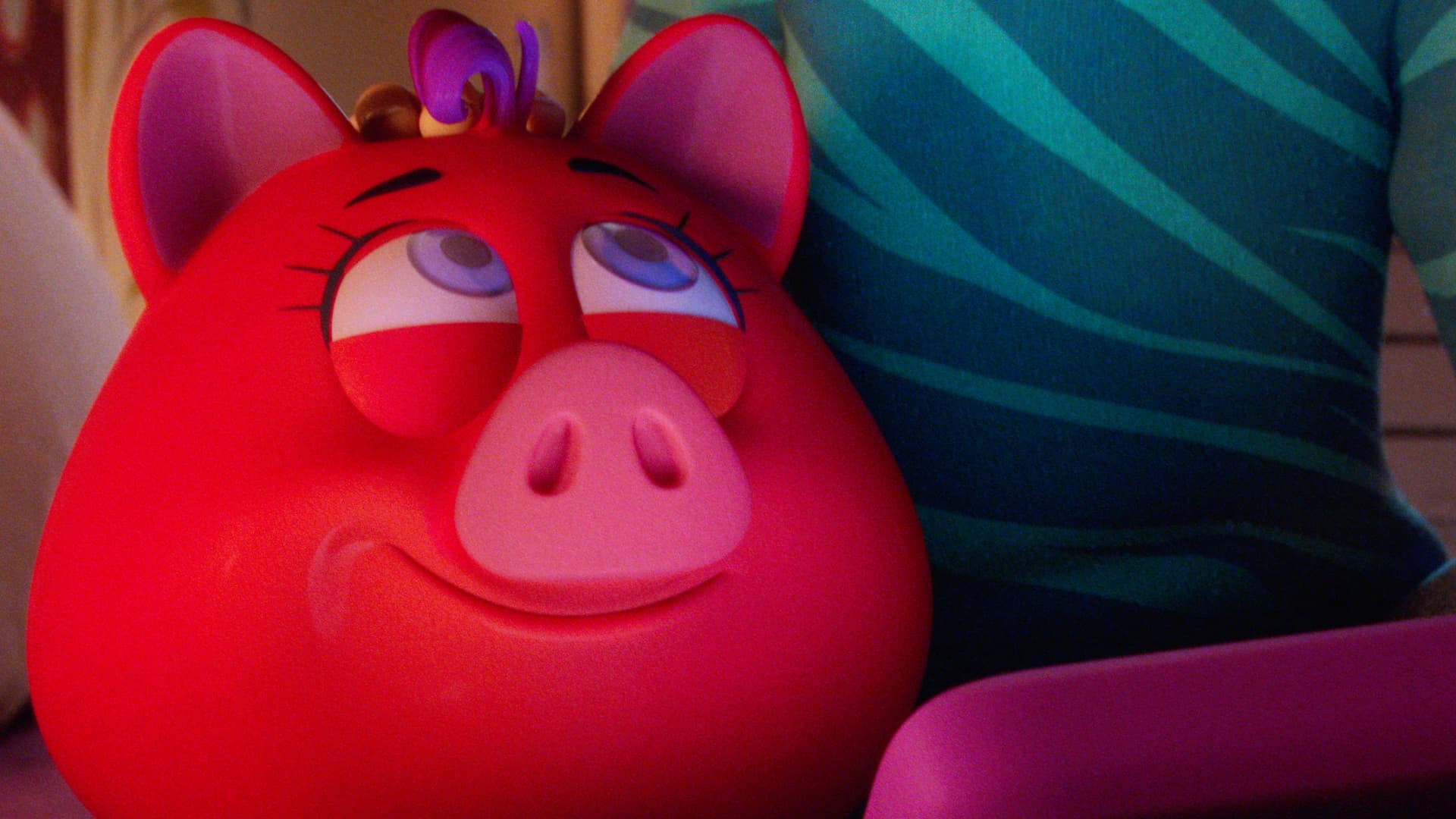 Ein rotes, animiertes Sparschwein mit verträumtem Blick lehnt sich zufrieden an den Arm eines Mädchens, das daneben sitzt. Die Szene wirkt warm und liebevoll, mit Fokus auf der Mimik des Schweinchens.