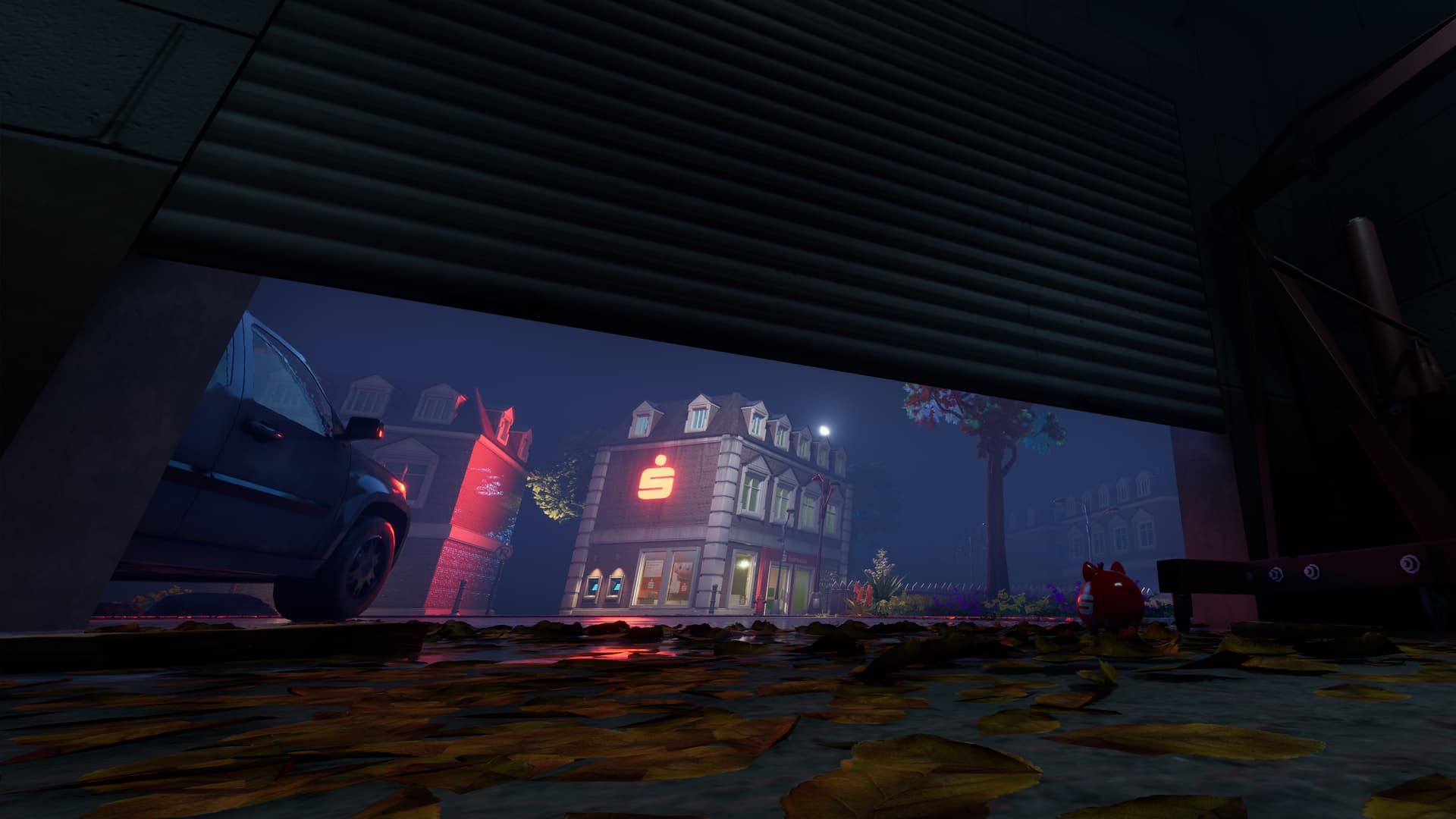 Ein animiertes Sparschwein blickt aus einer dunklen Garage auf eine hell erleuchtete Sparkassenfiliale bei Nacht, während Herbstlaub den Boden bedeckt und ein Auto am Straßenrand steht.