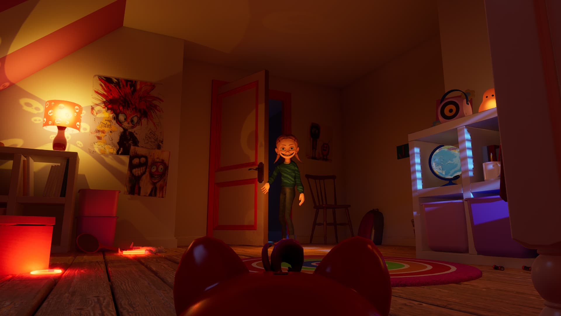 Aus der Perspektive eines Sparschweins blickt man in ein Kinderzimmer, in dem ein Mädchen mit unheimlichem Grinsen durch die geöffnete Tür tritt; das Zimmer ist warm beleuchtet und mit schrillen Postern und Spielzeug dekoriert.