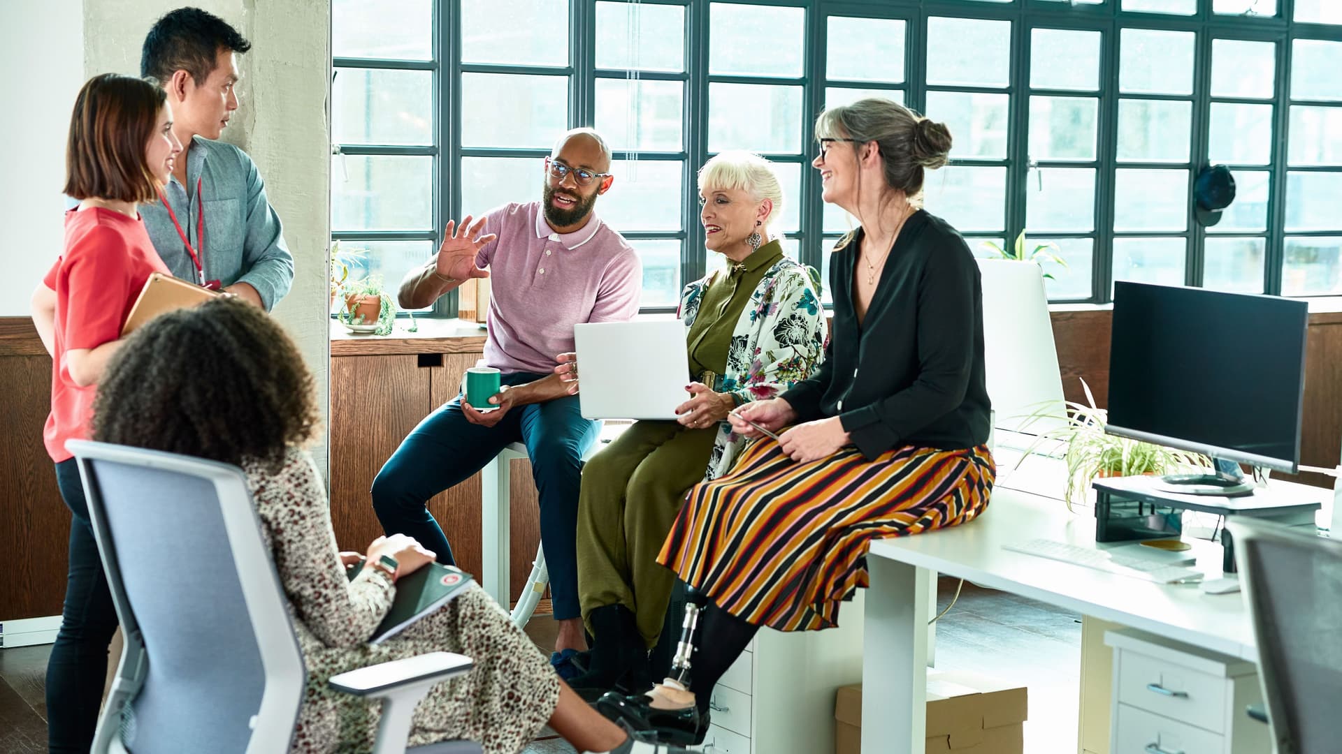 Diverses Team bei einem Meeting im Büro