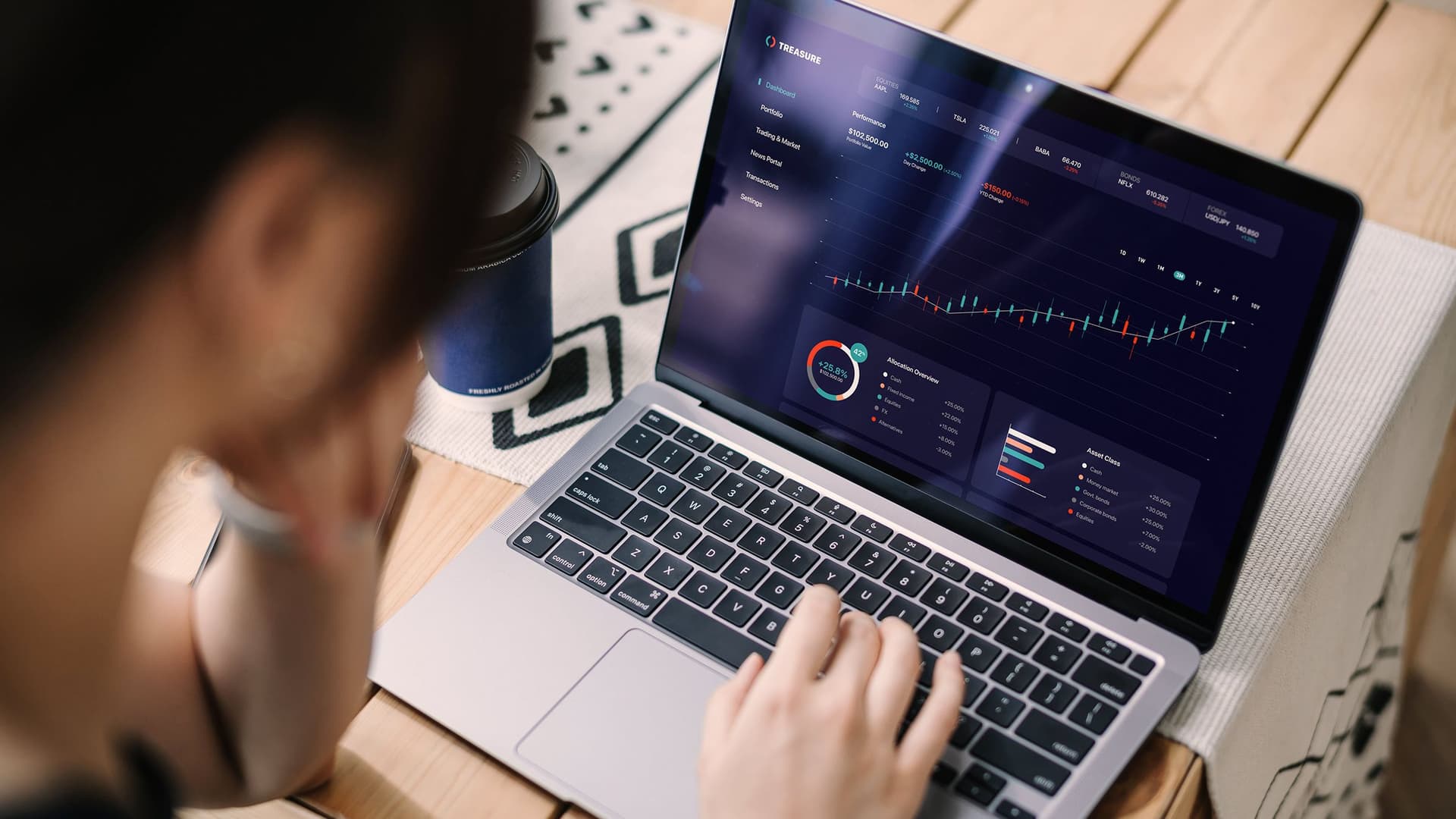 Frau betrachtet Bildschirm mit Börsenkursen