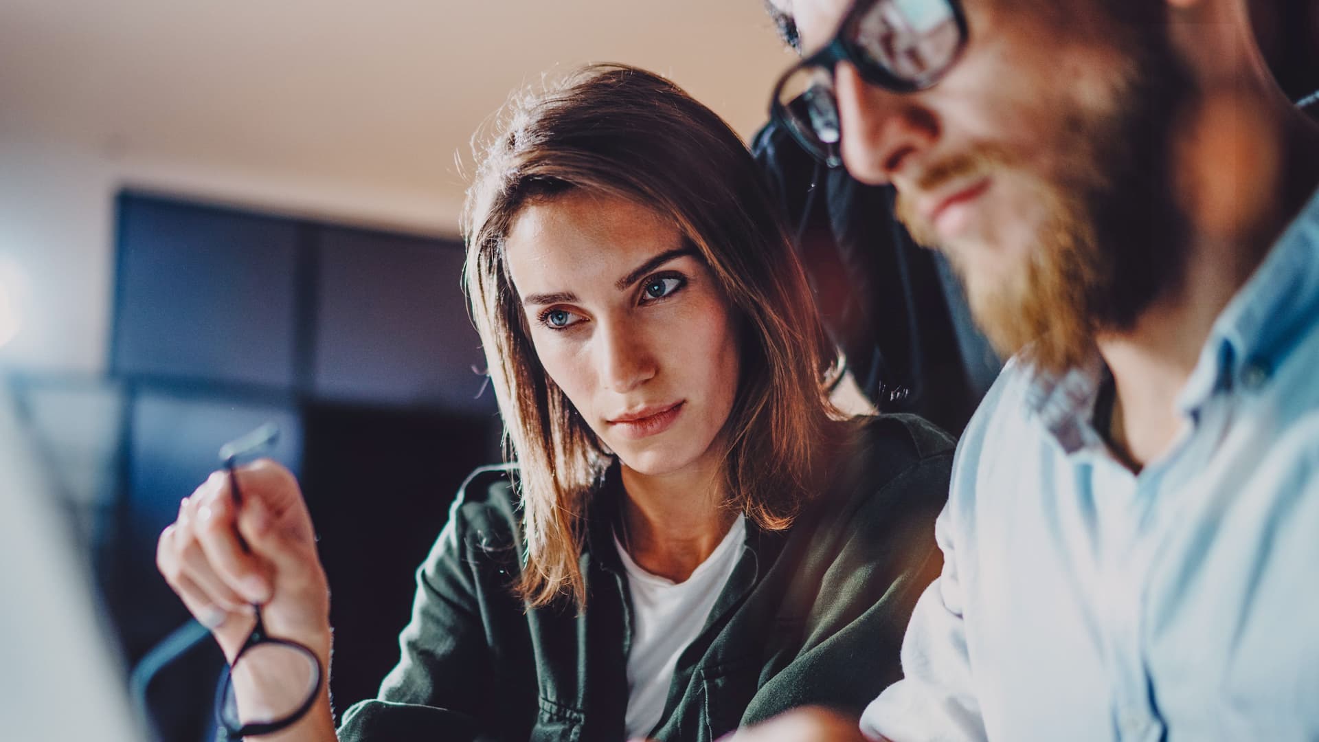 Frau und Mann arbeiten zusammen an einen Laptop