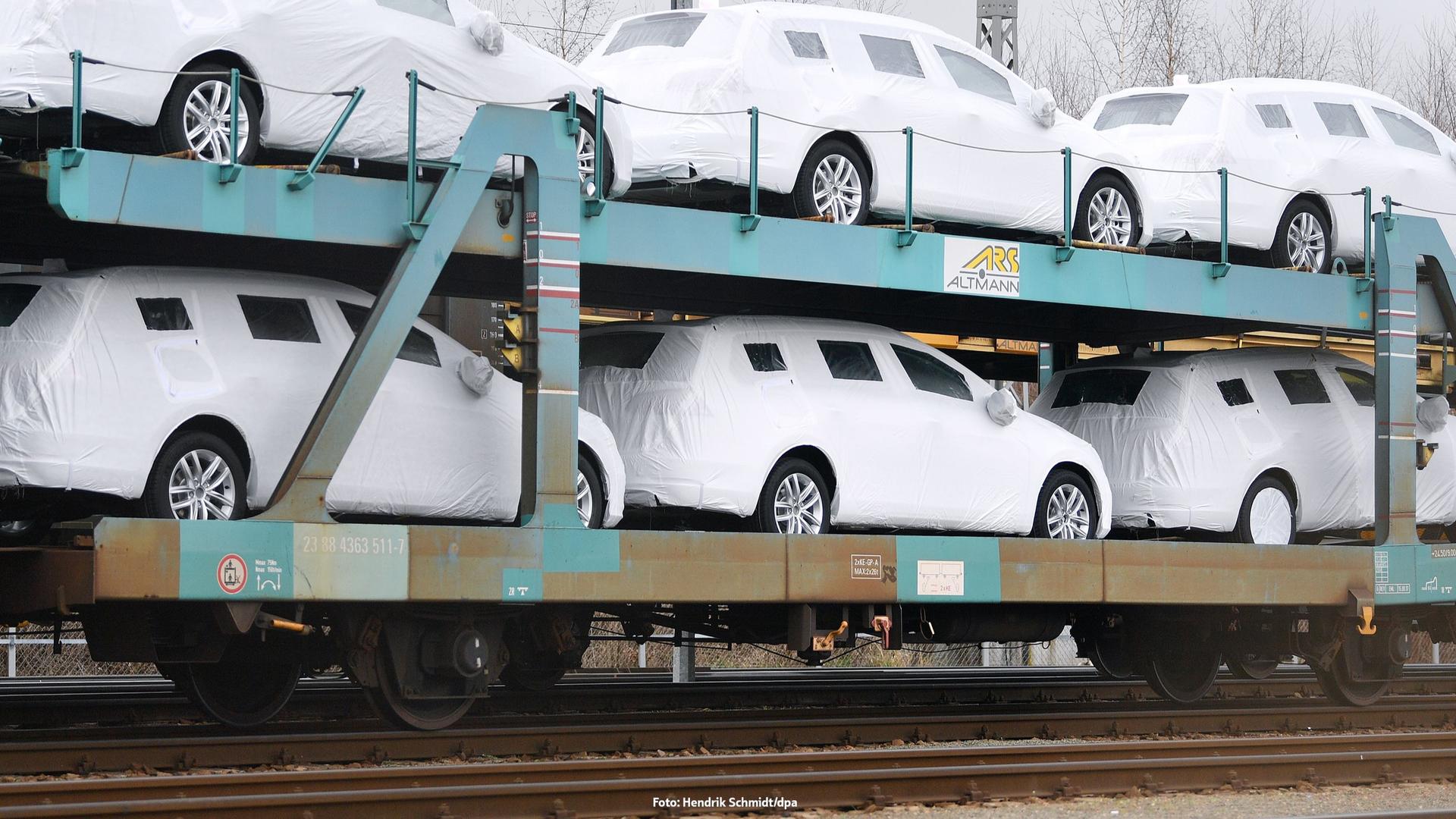 Neuwagen auf einem Wagon