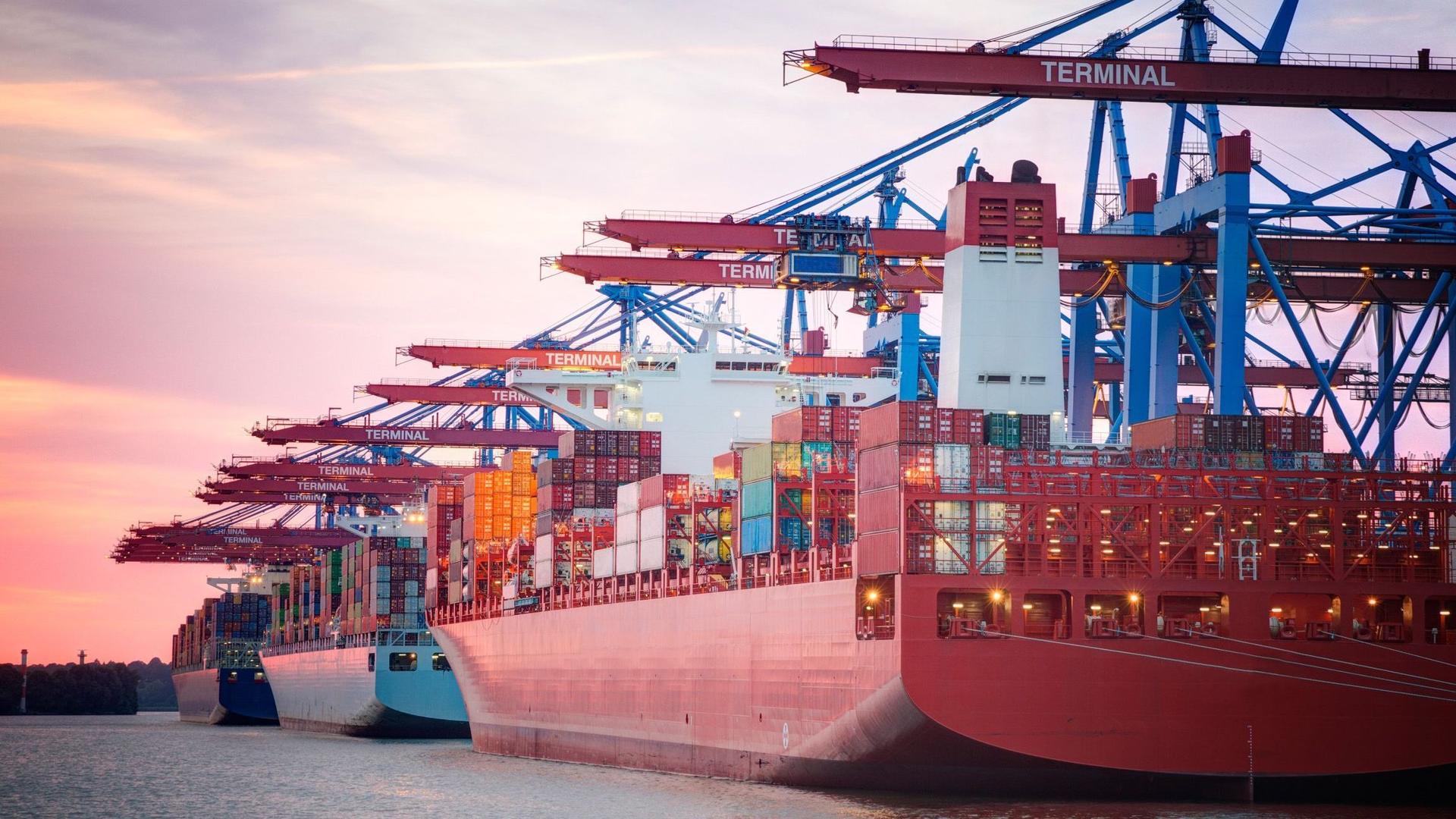 Wirtschaft Zeichen auf Erholung, Containerschiff im Sonnenuntergang