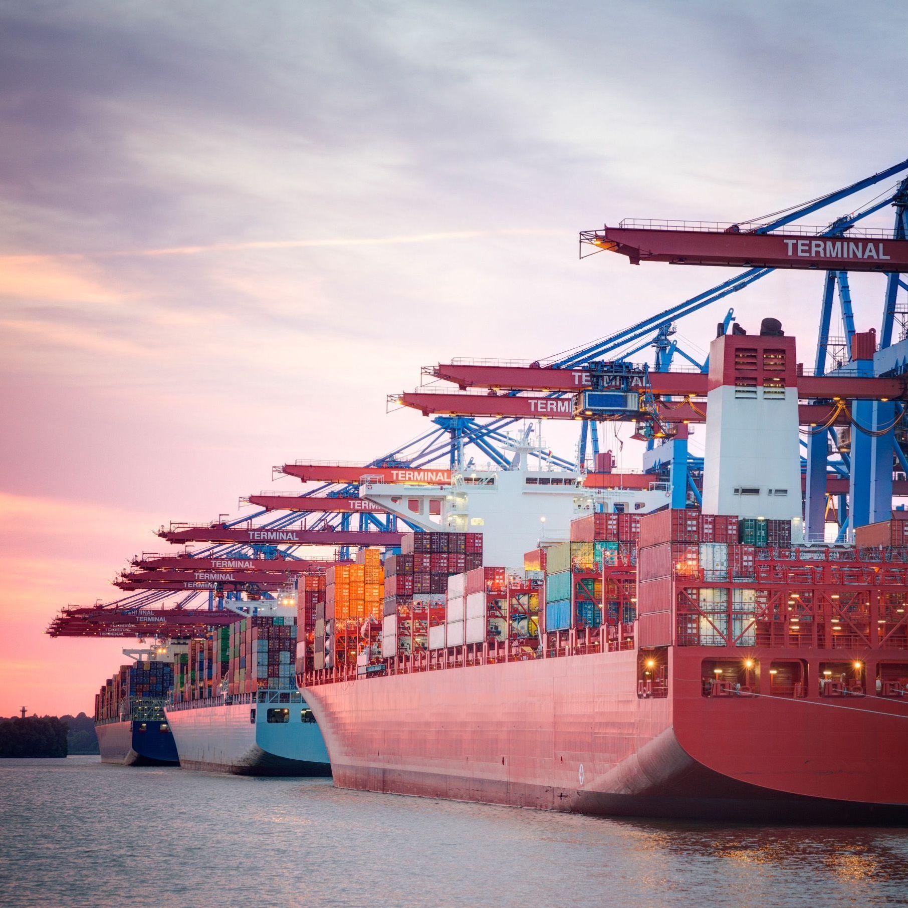 Wirtschaft Zeichen auf Erholung, Containerschiff im Sonnenuntergang