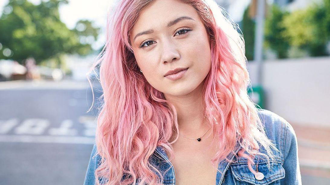 Eine junge Frau mit rosa Haaren