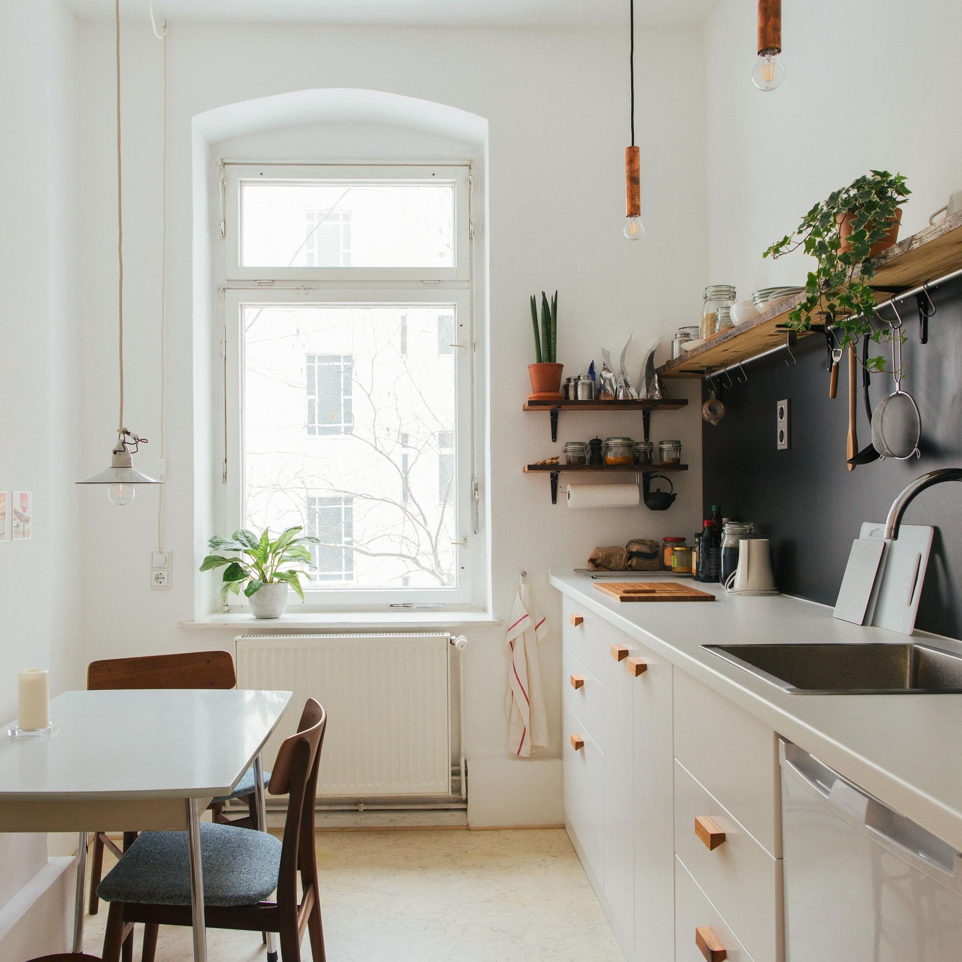Kleine, schlichte und aufgeräumte Küche in einer Altbauwohnung