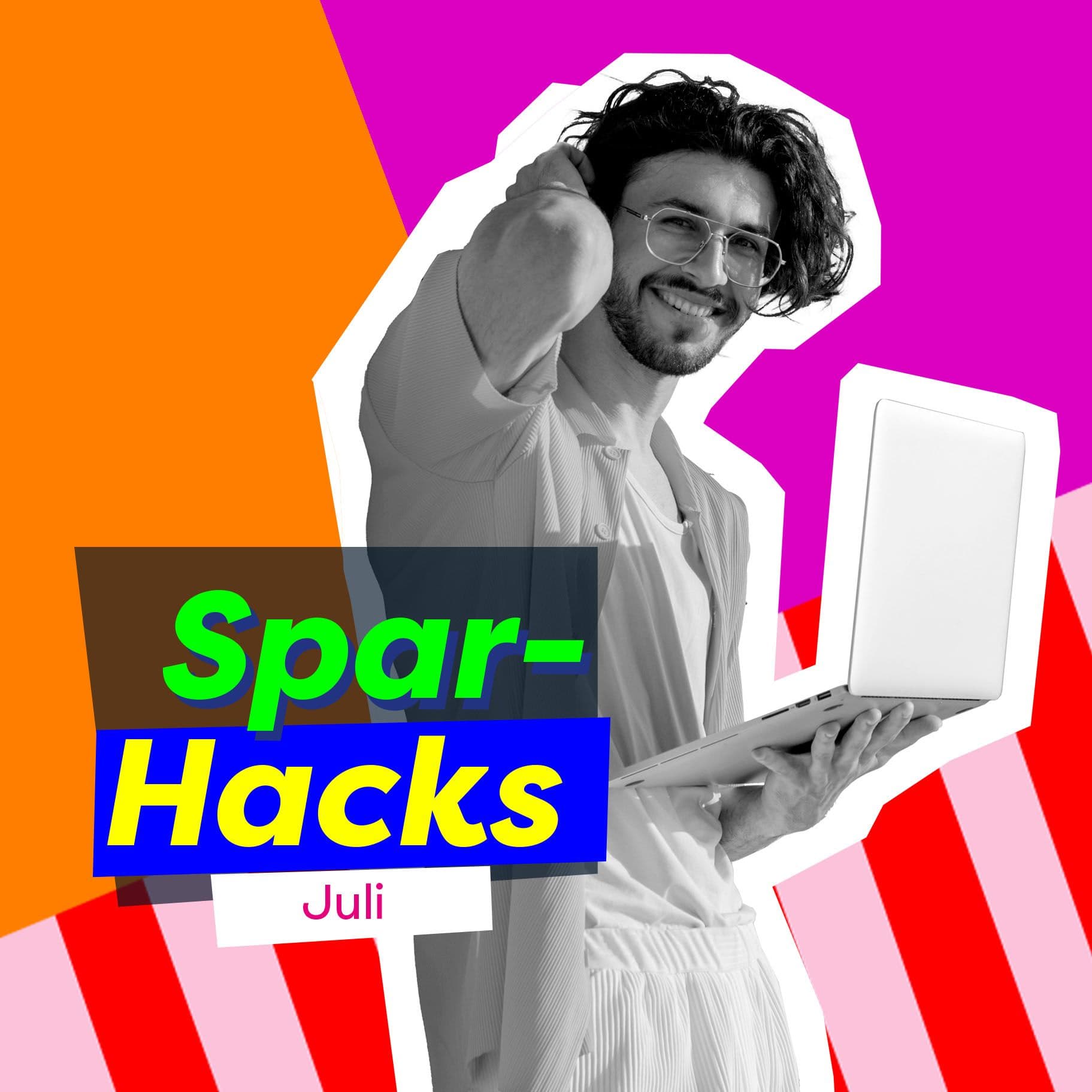 Ein Mann mit lockigen Haaren, Brille und sommerlichem Outfit hält einen Laptop in der Hand und lächelt in die Kamera.