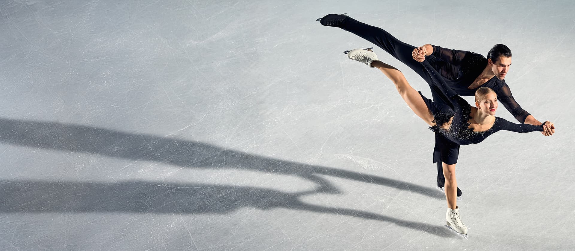 Eiskunstlaufpaar rechts, linkes Textfeld mit Titel Fokus Vertrauen Perfektion und Button Zur Sportförderung