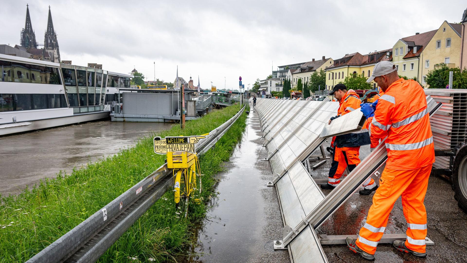 Helfer errichten in Regensburg einen Damm. Zum Schutz vor Hochwasser.