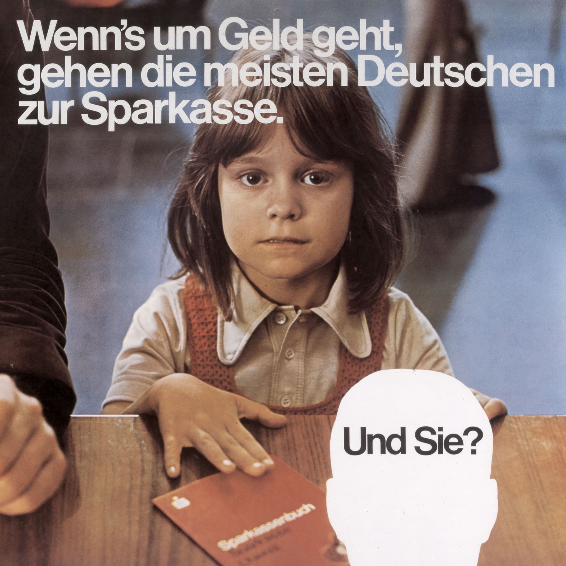 Historisches Plakat eines kleinen Mädchens mit einem Sparbuch, vor einem Sparkassen-Schalter.