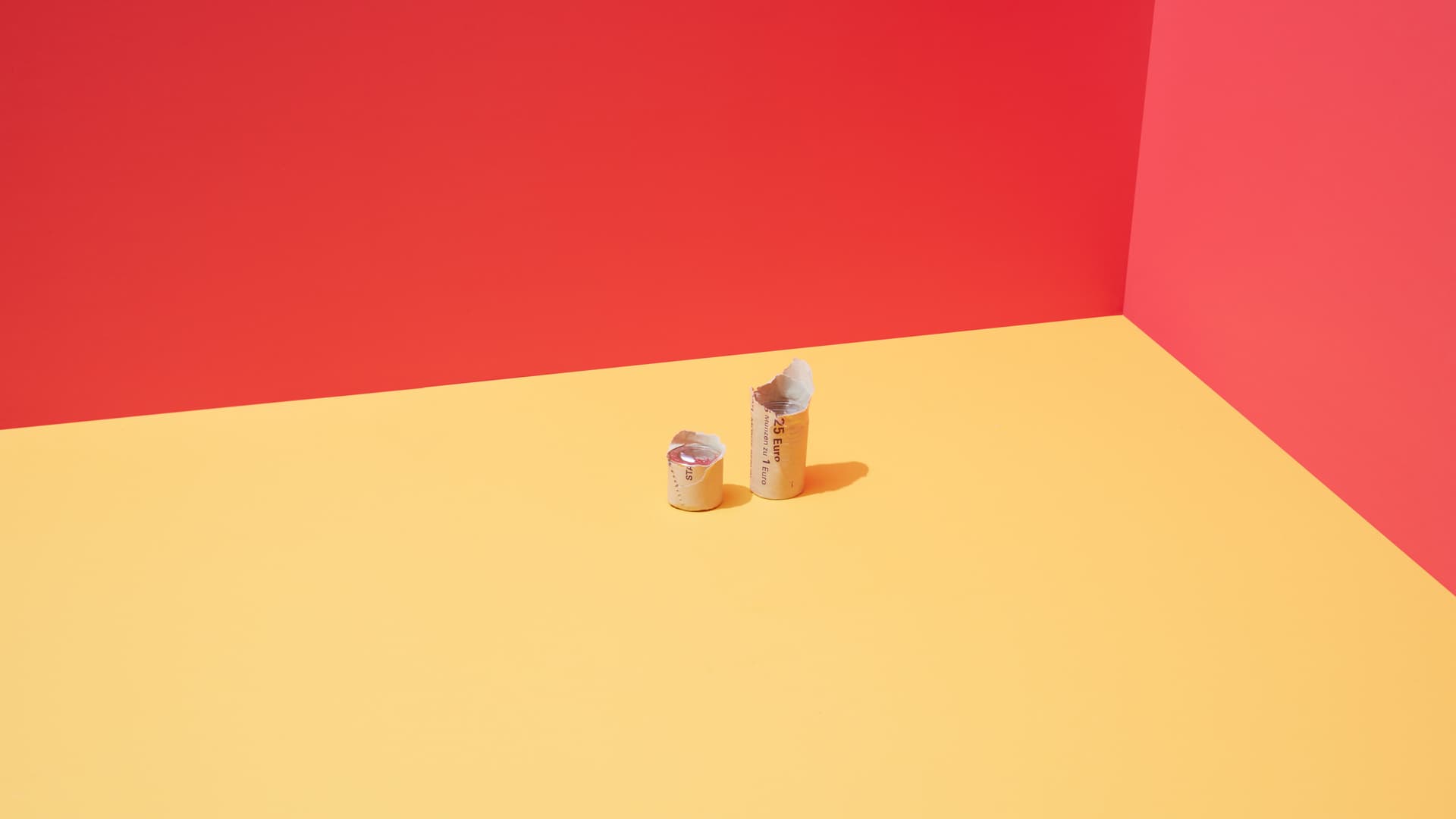 Farbige kuenstlerische Bilder die Geld darstellen. Hintergrund rot, gelb, orange oder gruen. Darstellung von Münzrollen, Geldscheinen und Münzen