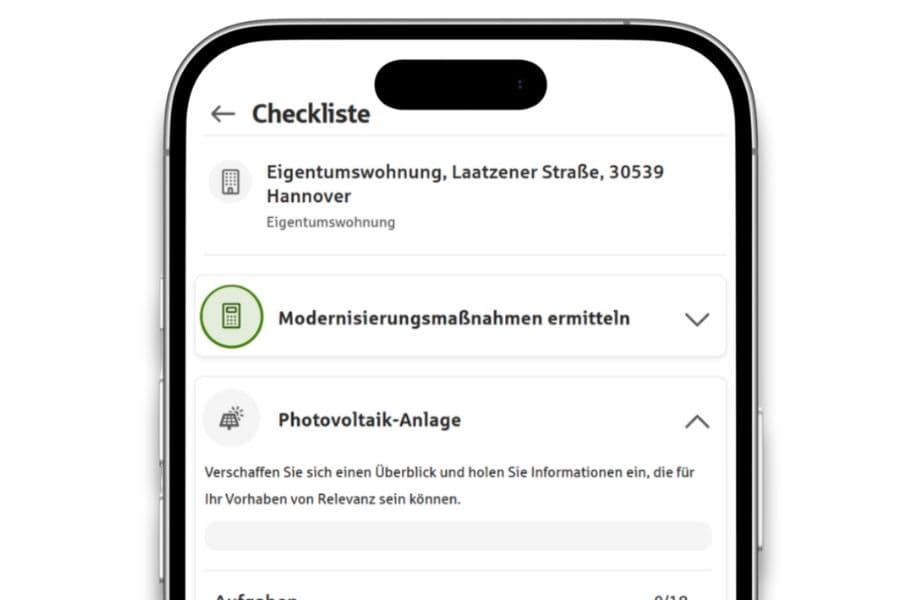 Smartphone zeigt Checkliste für Eigentumswohnung mit Punkten zu Modernisierungsmaßnahmen und Photovoltaik-Anlage