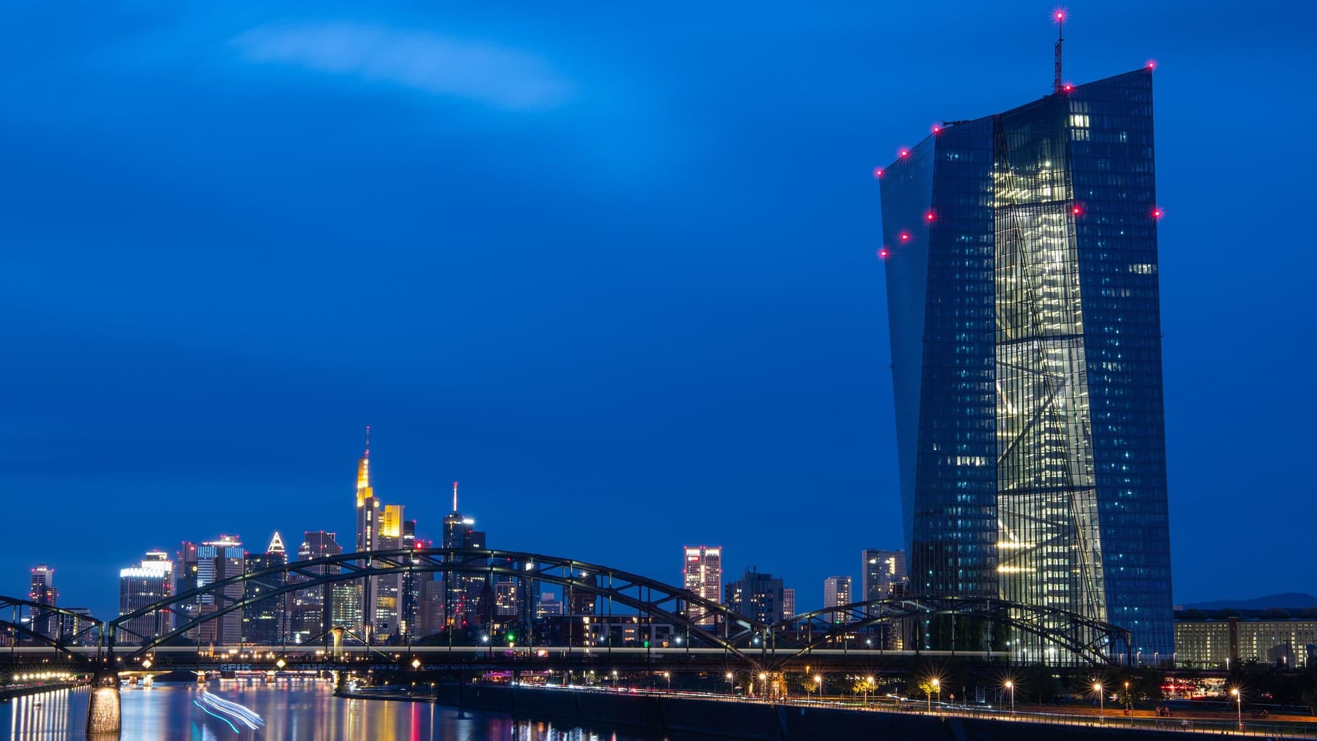 Blick auf Frankfurt. Im rechten Bildteil ist die EZB zu sehen.