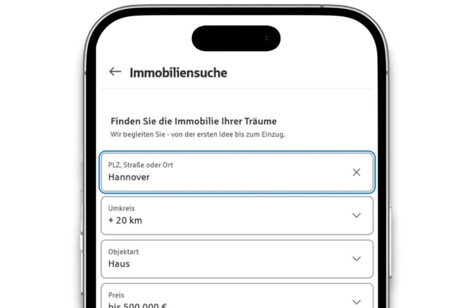 Smartphone zeigt Immobilien-Suchmaske mit Ort Hannover, 20 km Umkreis, Objektart Haus und Preislimit bis 500000 Euro