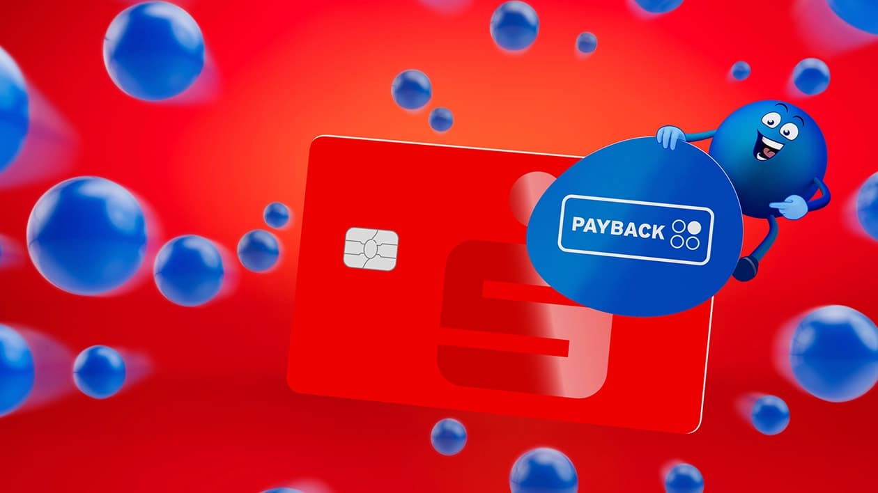 Blaue Payback-Figur mit Sprechblase lehnt an Sparkassen-Karte vor rotem Hintergrund.
