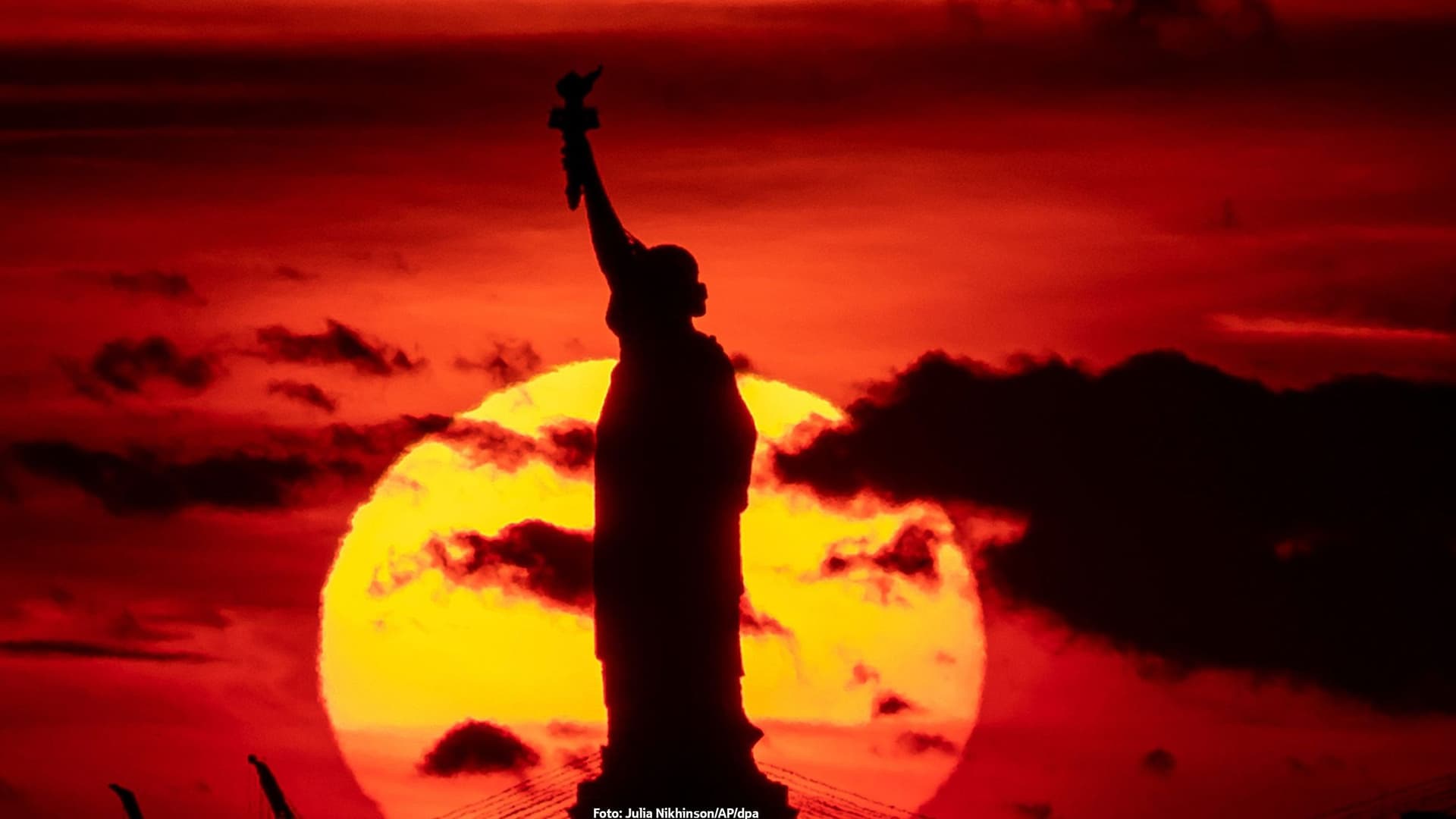 Untergehende Sonne hinter der Freiheitsstatue
