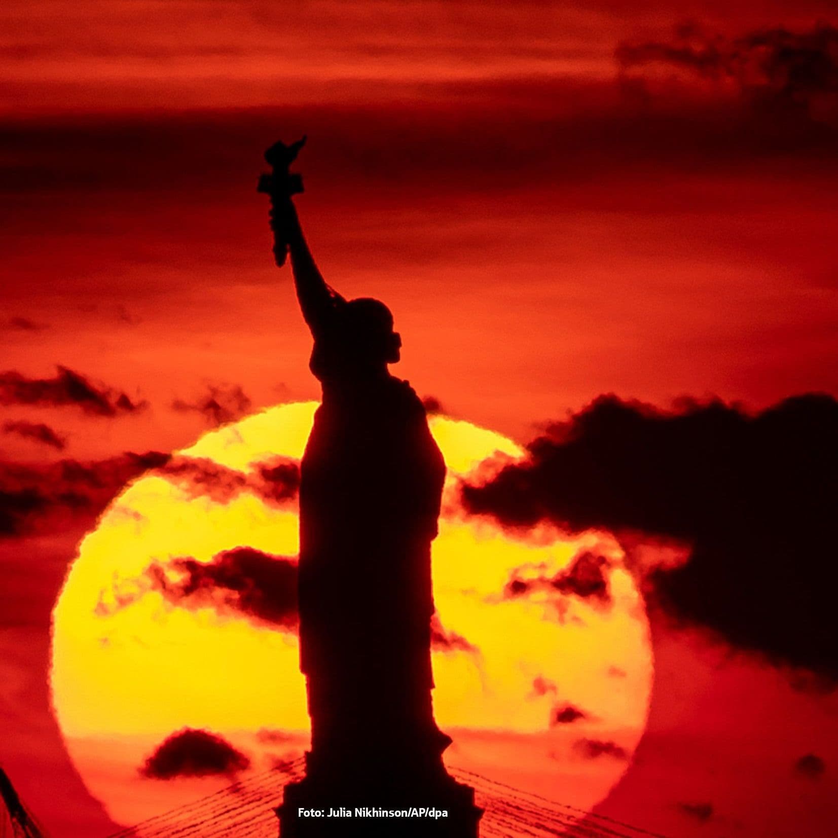 Untergehende Sonne hinter der Freiheitsstatue