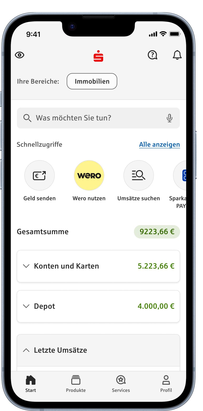 Ein transparent freigestellter Smartphone-Bildschirm mit der Benutzeroberfläche der Sparkassen-App vor weißem Hintergrund. Angezeigt wird die Seite mit den Konten und Karten und dem Kontostand.