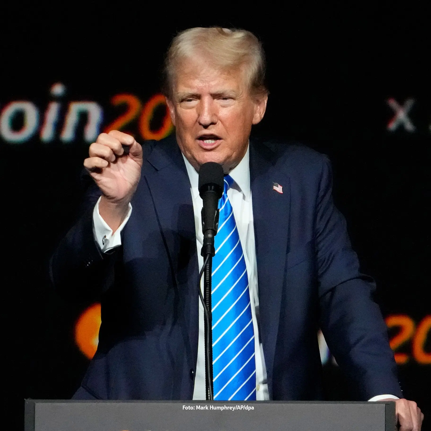 Donald Trump redet auf der bitcoin