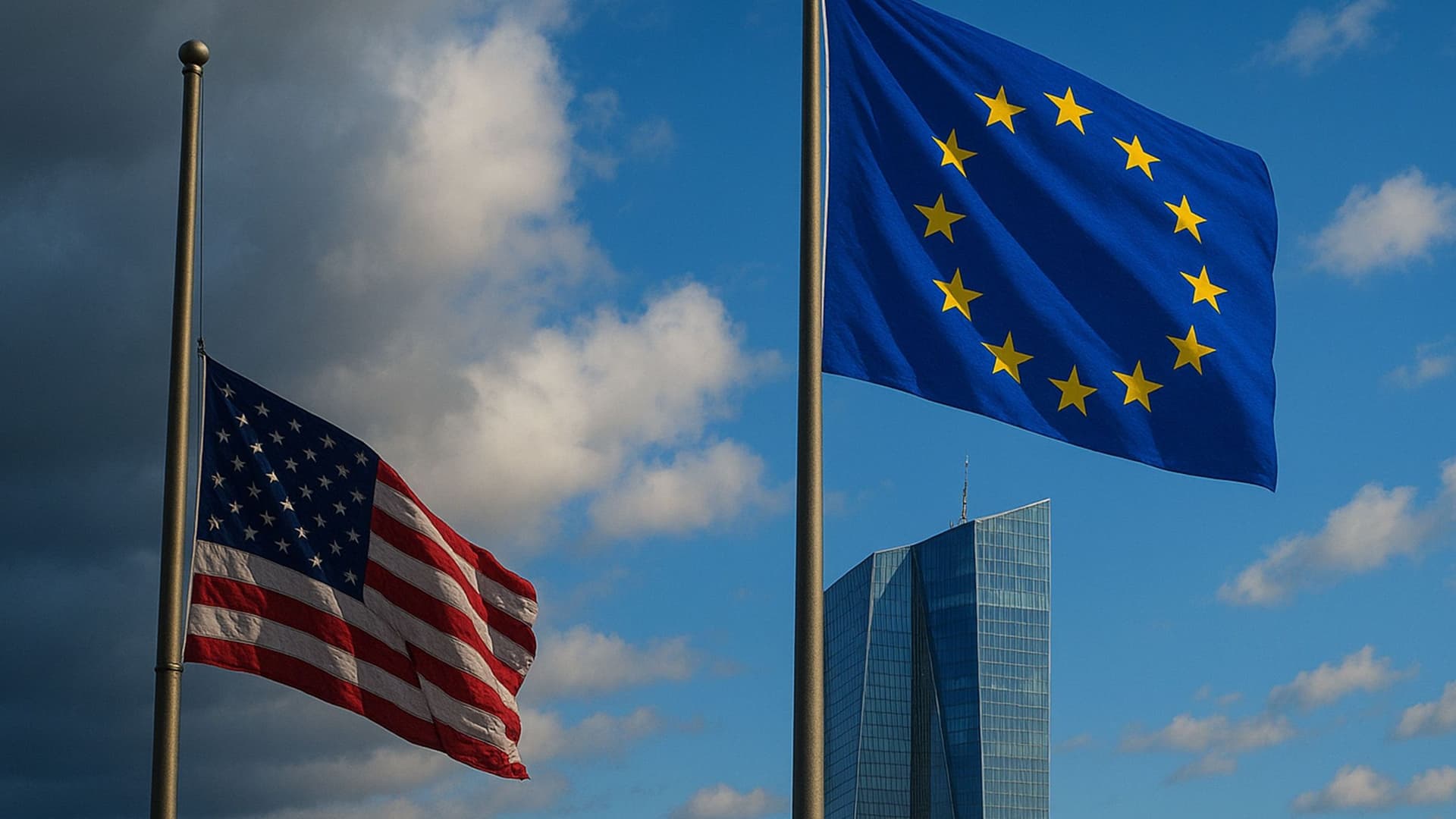 Eine amerkanisch Flagge auf Halbmast, vor einem Gewitterhimmel und eine europäische Flagge, vor einem blauen Himmel.