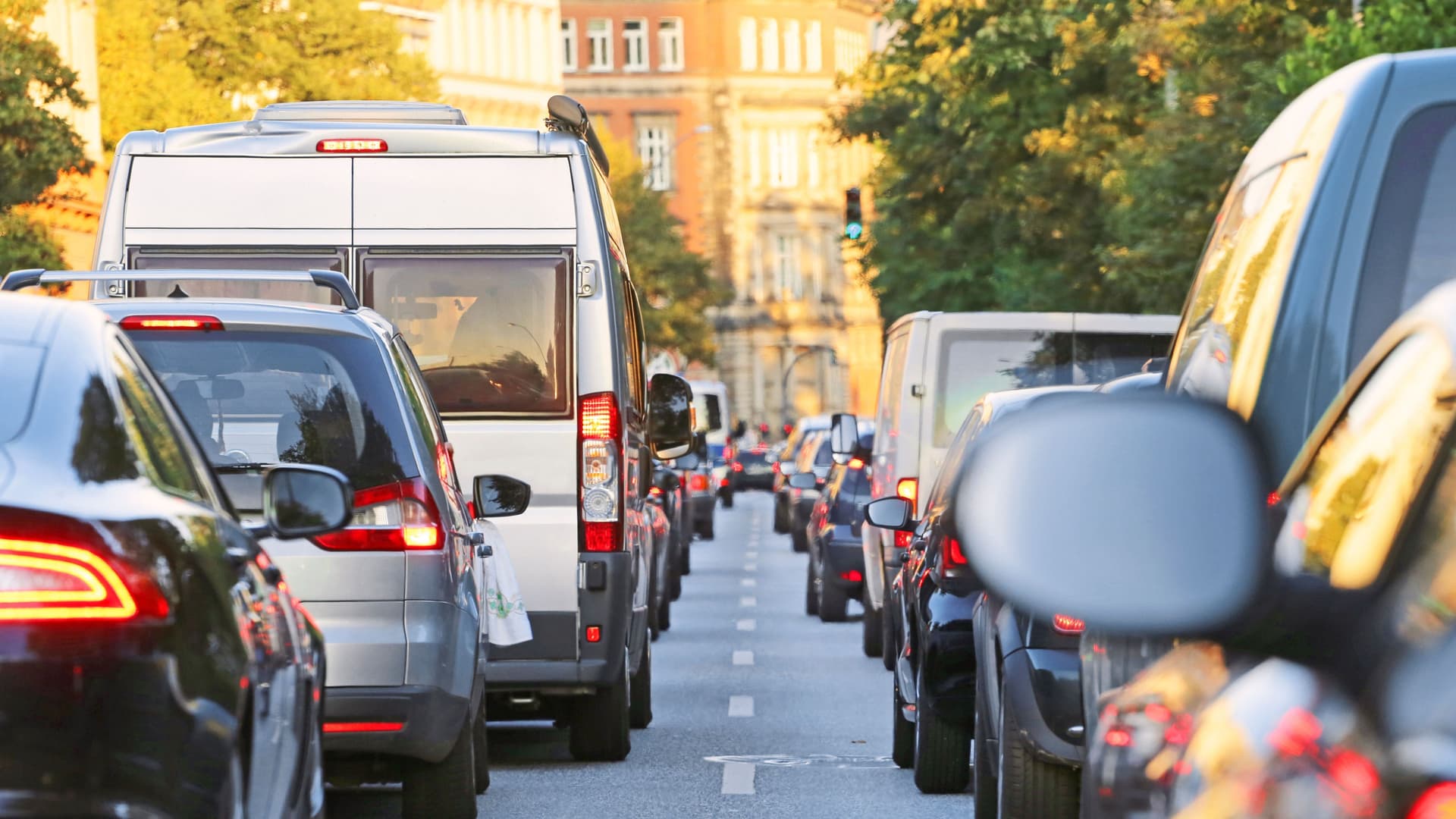 Zwei Reihen von Autos stehen im Stau. Die Rücklichter leuchten rot.