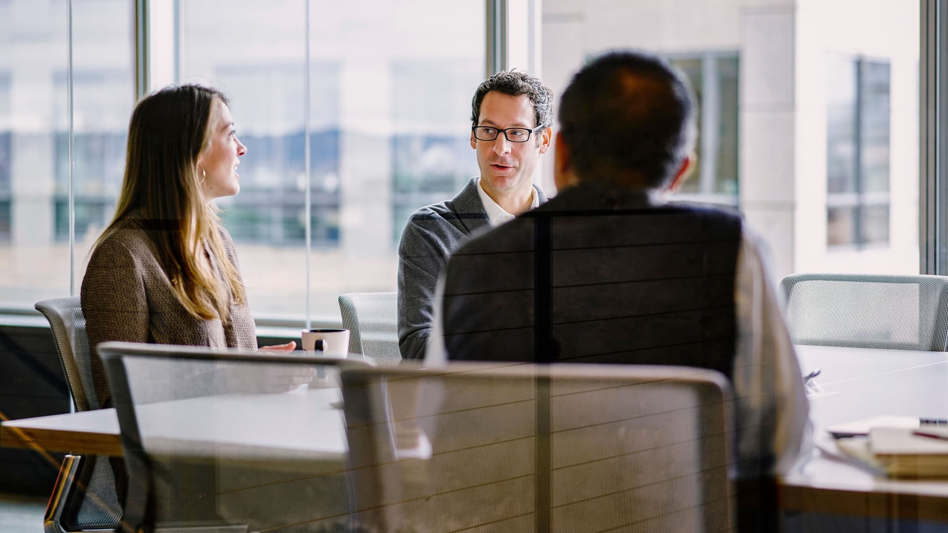 Bürobesprechung mit Kollegen