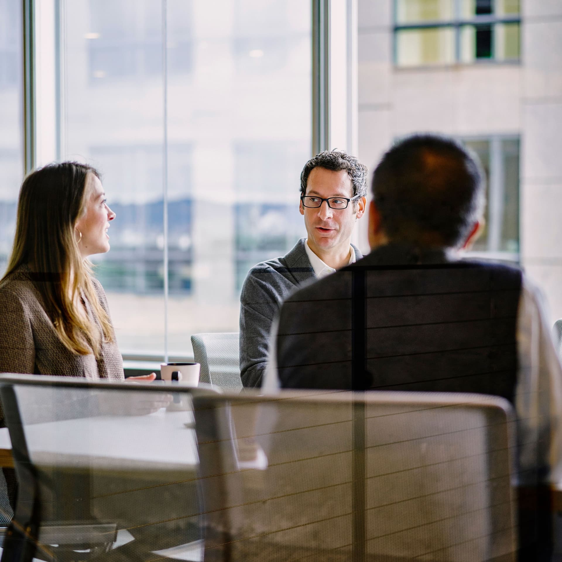 Bürobesprechung mit Kollegen