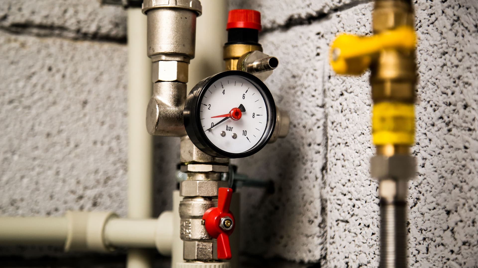 Wärmepumpe Nahaufnahme von Manometer, Rohren und Hahnventilen der Heizungsanlage in einem Heizraum