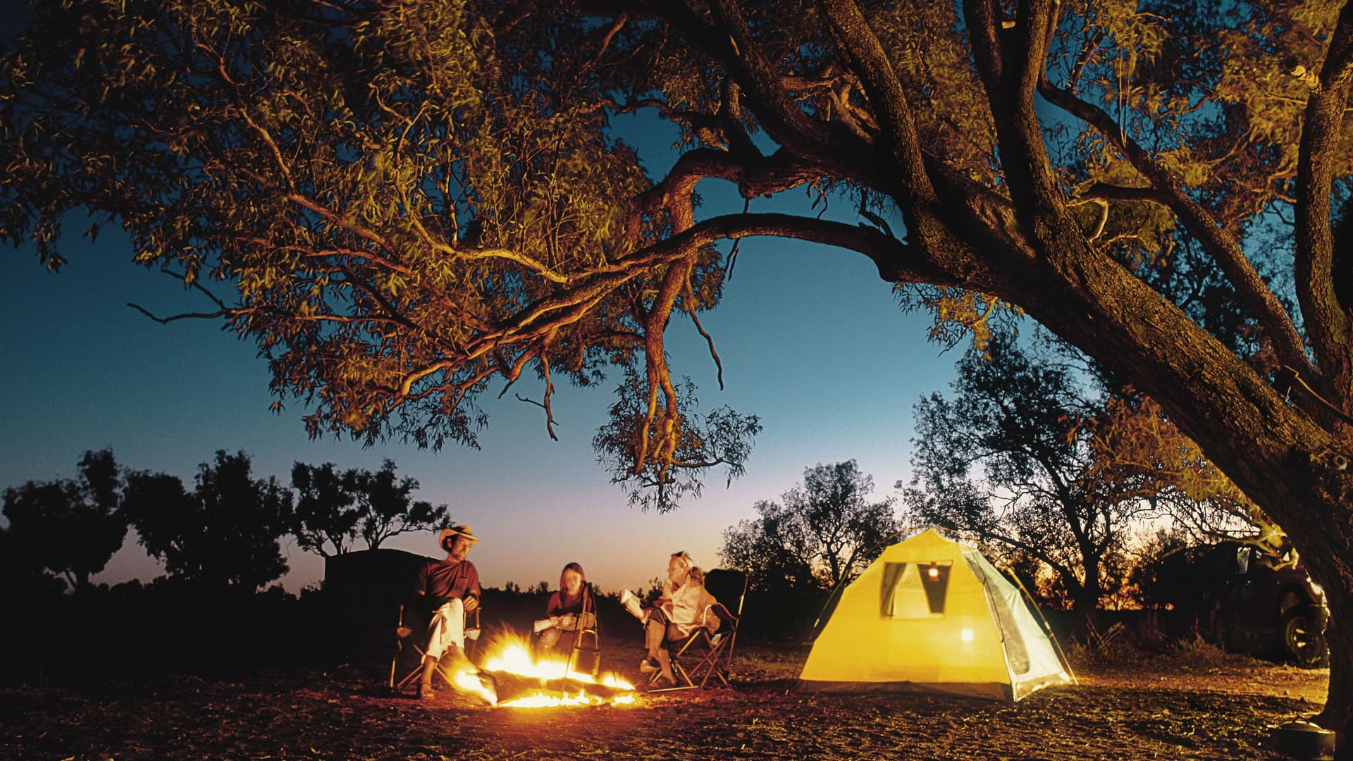 Familie beim Camping mit Lagerfeuer