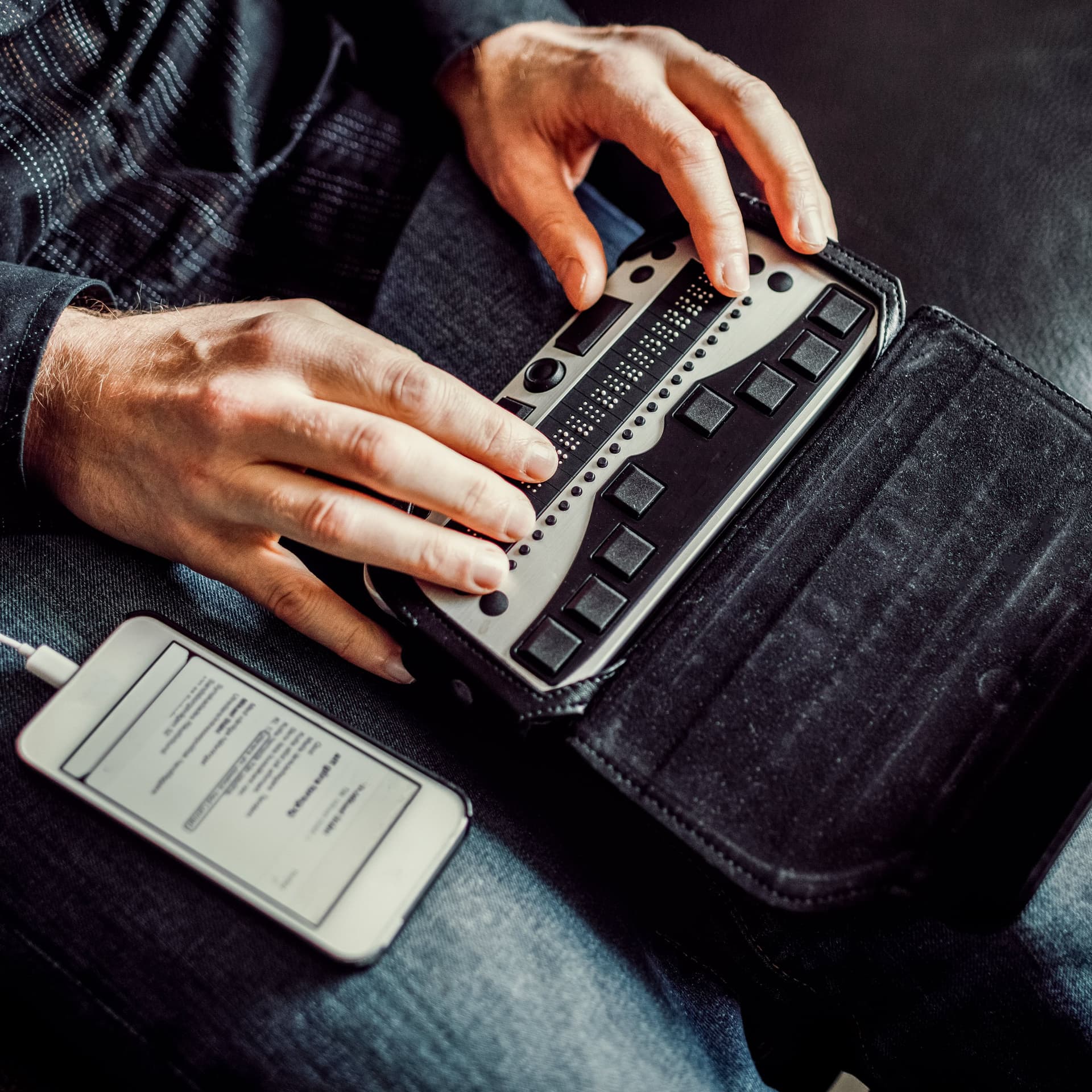 Hände auf einem Braille Keyboard