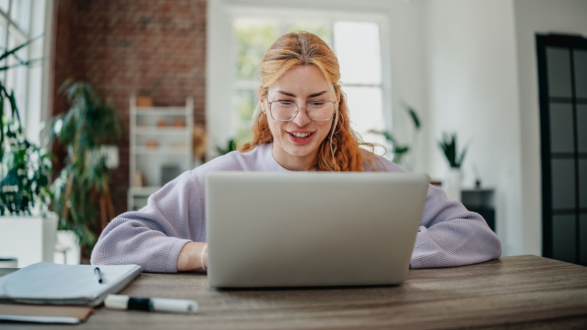 junge-frau-schreibt-einen-lebenslauf-GI-2225810600-4000kb-original