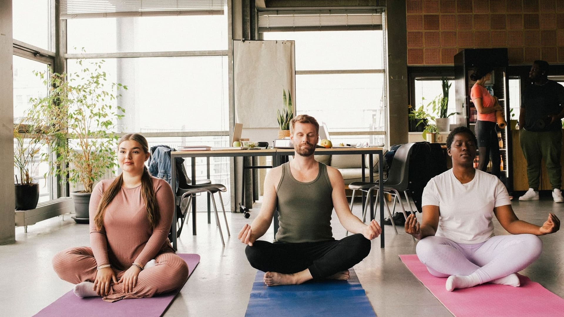 Kollegen machen Yoga im Büro