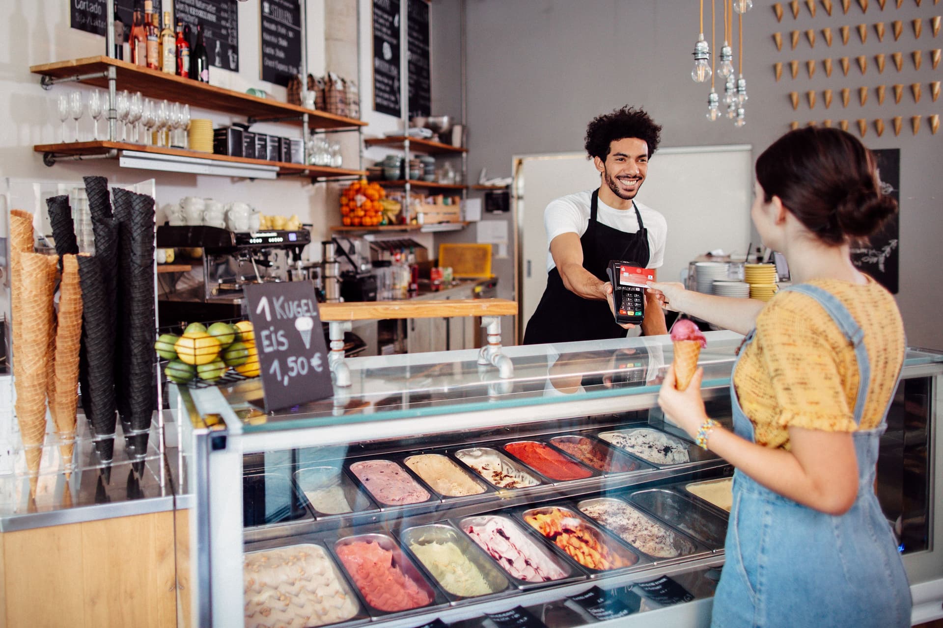 Kundin bezahlt mit Karte in eine Eisdiele