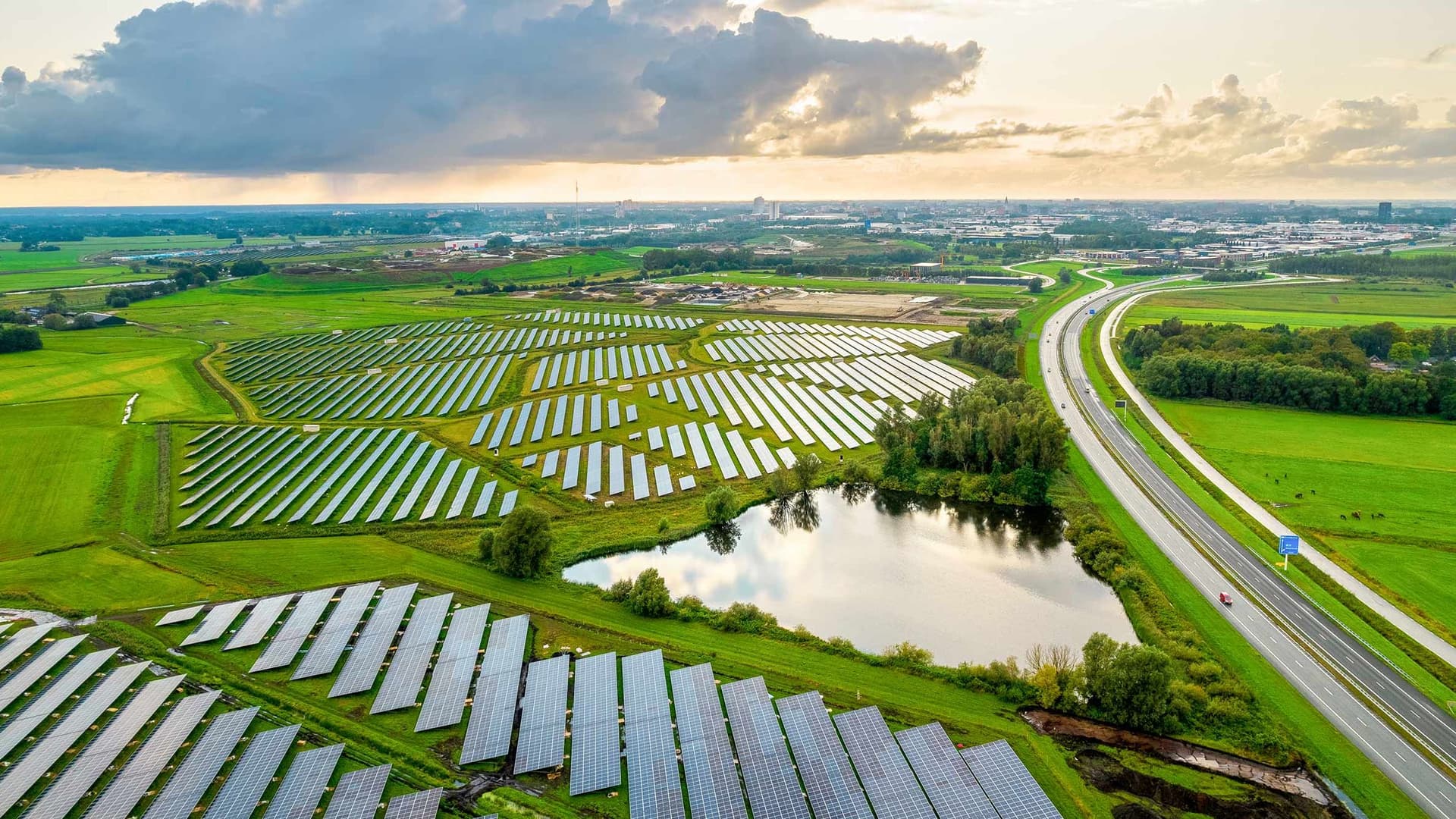 Luftbild mit Solaranlagen im Grünen