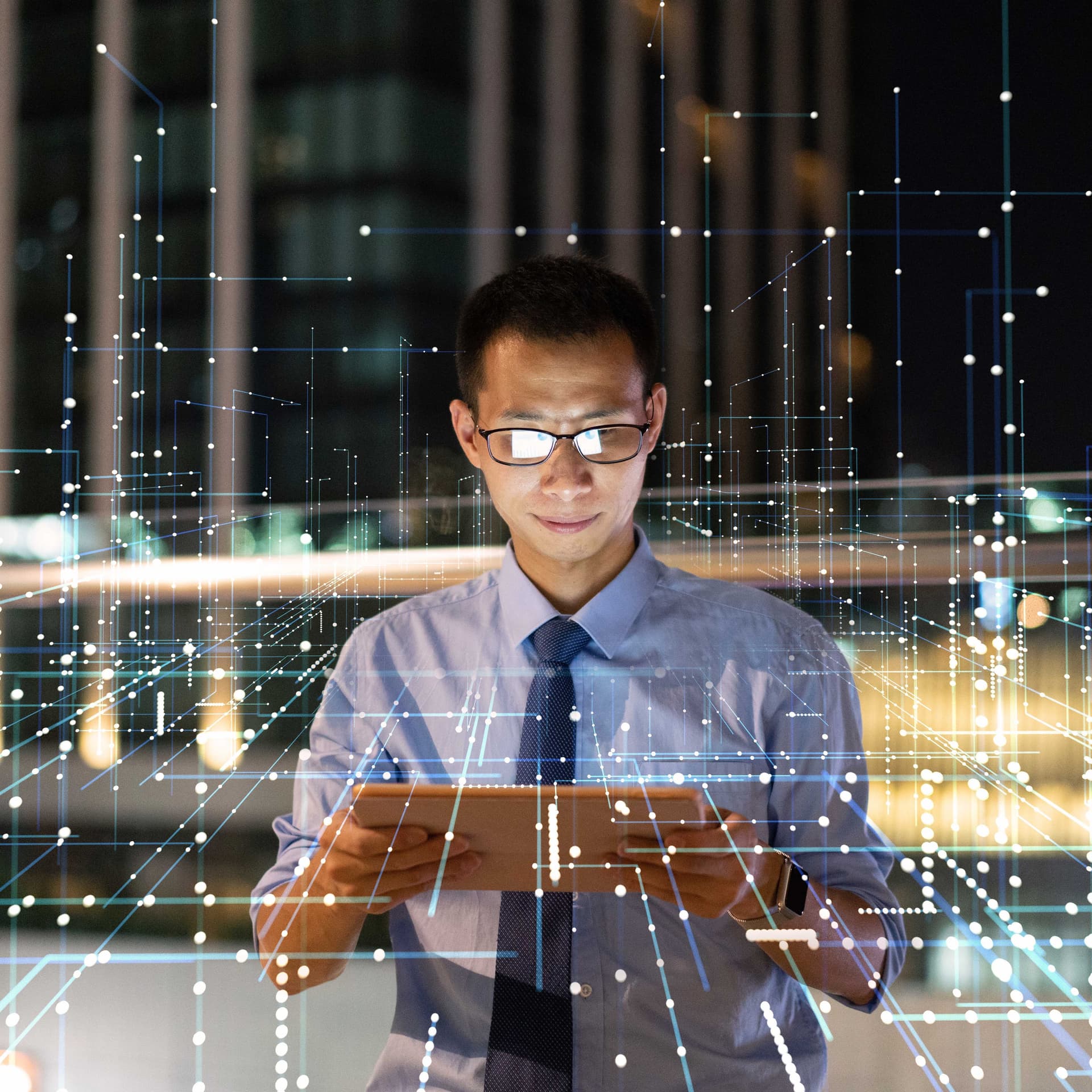 Mann in Hemd und Krawatte mit Tablet in der Hand. Vor ihm sind verschieden vernetzte Lichtpunkte zu erkennen.