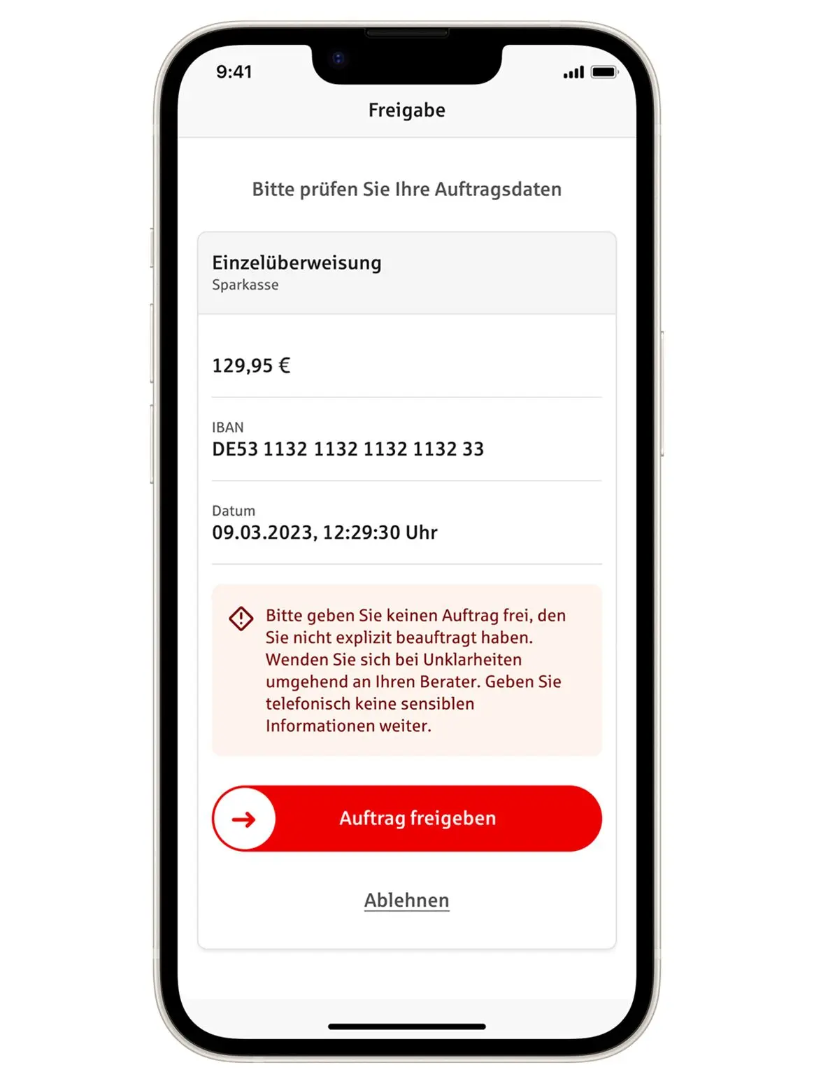 Ein Mock-up von einem iPhone-Bildschirm, der die Freigabefunktion der S-pushTAN für Aufträge zeigt. Auf dem Display sind neben dem Betrag, IBAN und Datum ein roter Button mit der Funktion den Überweisungsauftrag freizugeben, erkennbar.