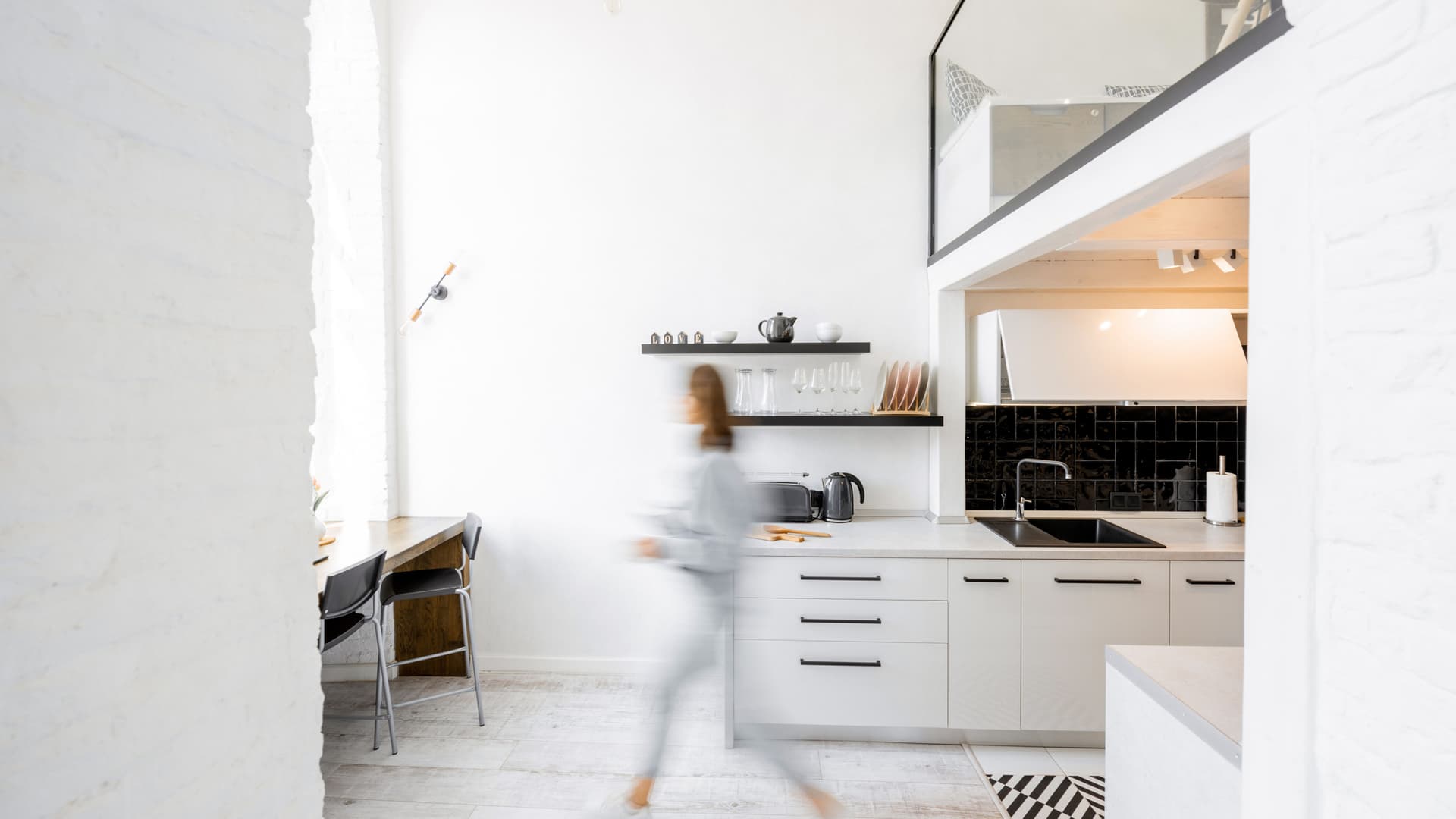 Helle Küche mit unscharfer menschlicher Figur