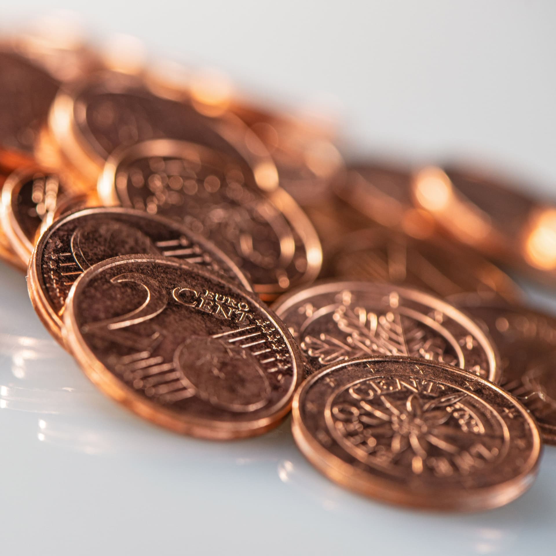 Nahaufnahme von einem Haufen zwei Euro-Cent Münzen