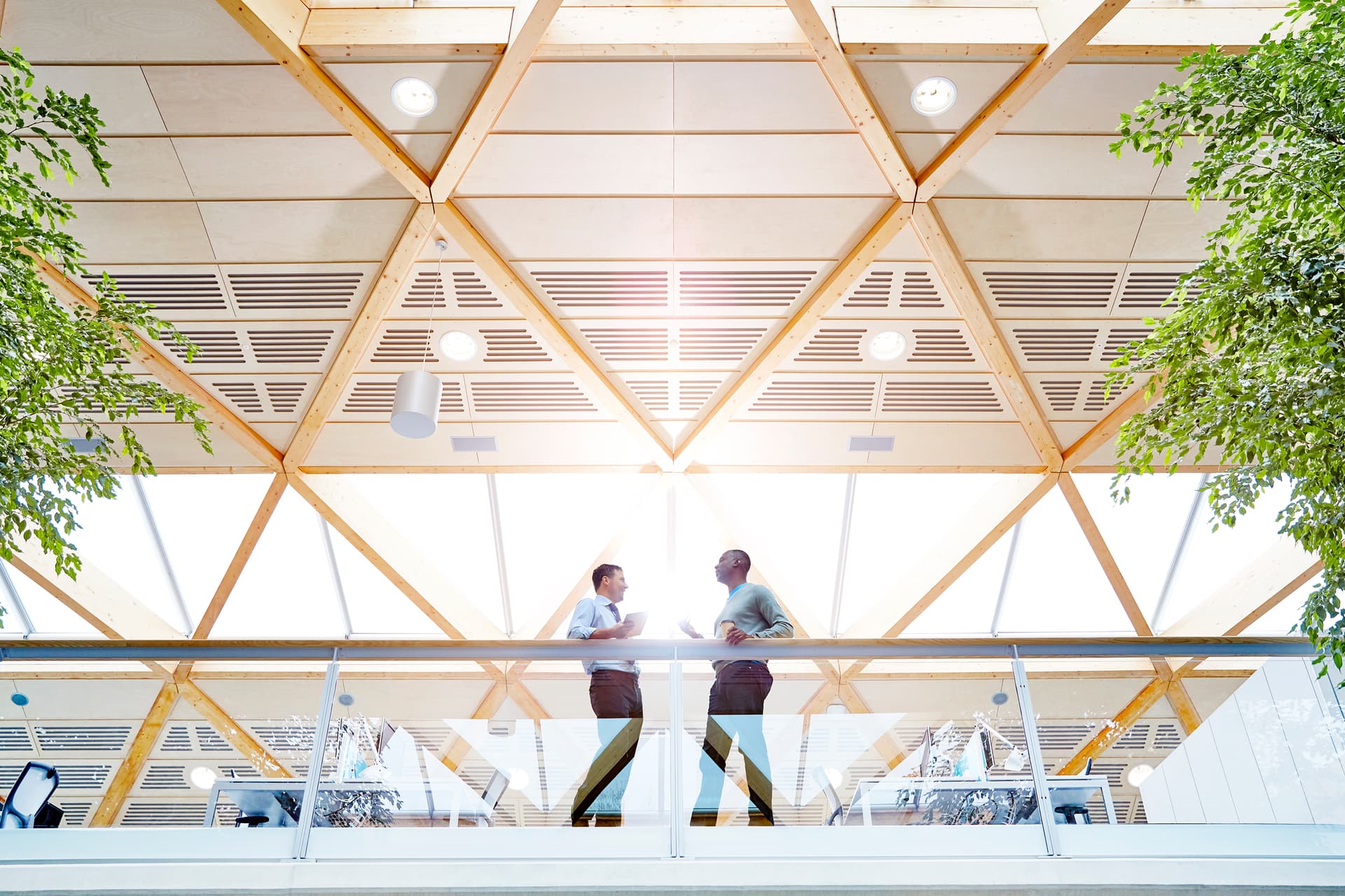 personen-unterhalten-sich-in-moderner-firma-GI-610053291-4000kb-original