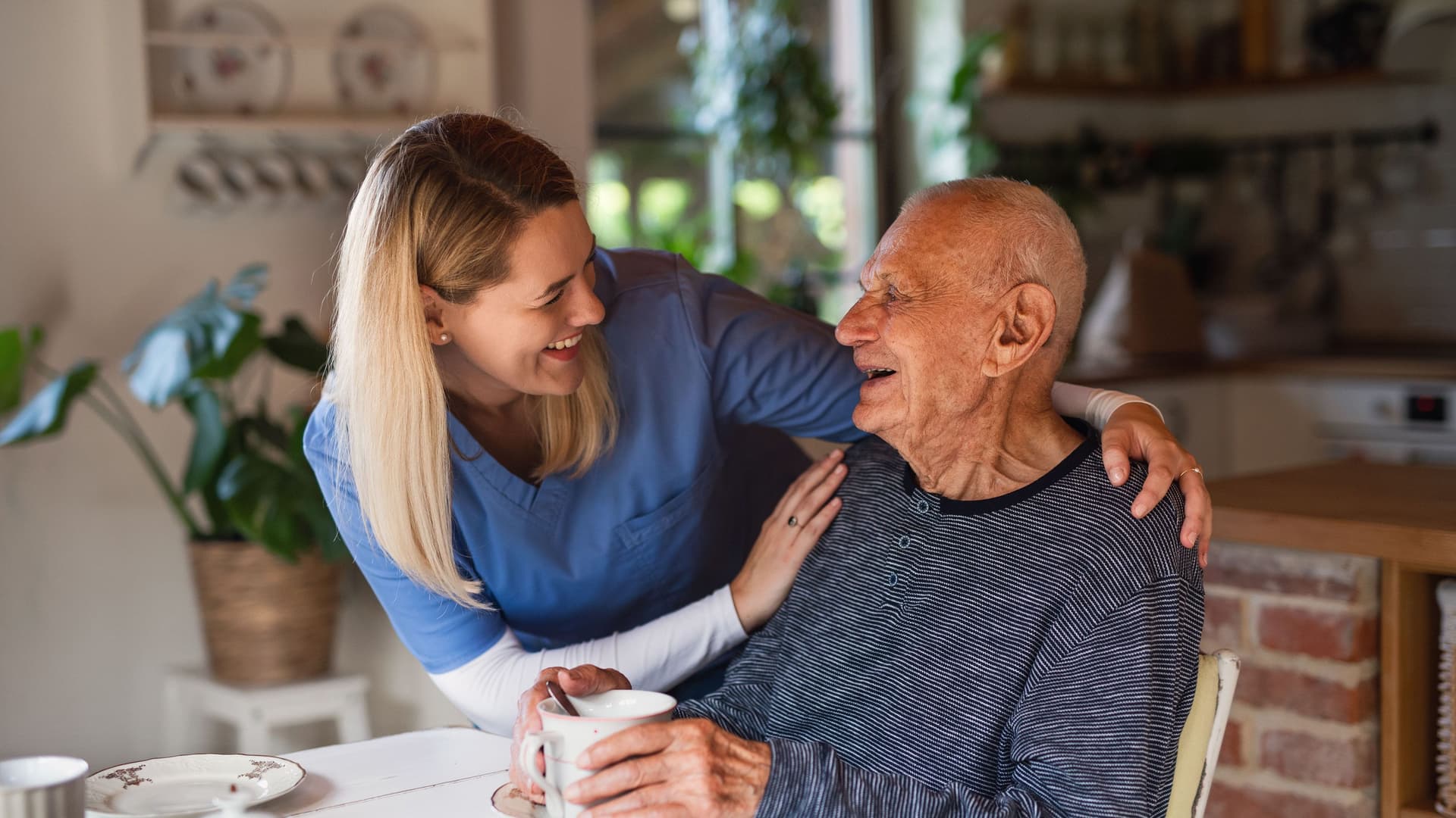 Pflegerin besucht Senioren zu Hause