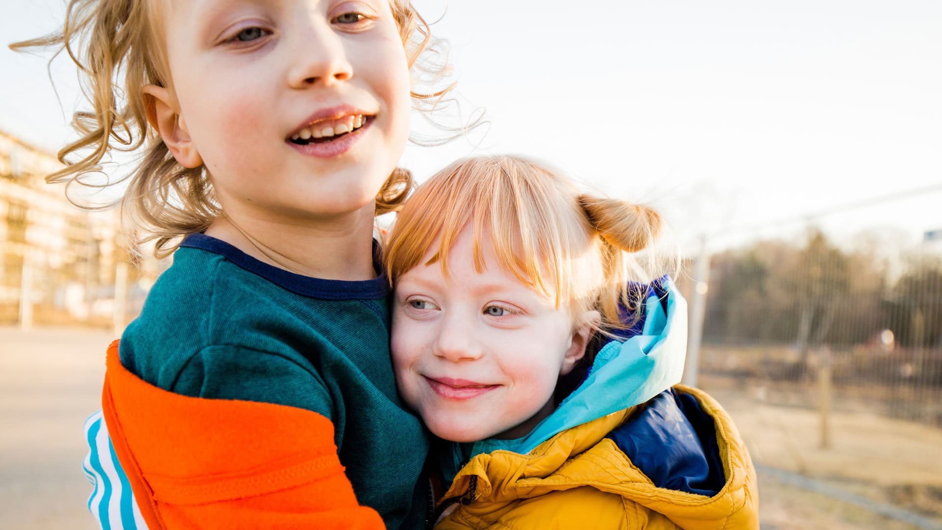 Geschwister: Ein Junge und ein Mädchen umarmen sich