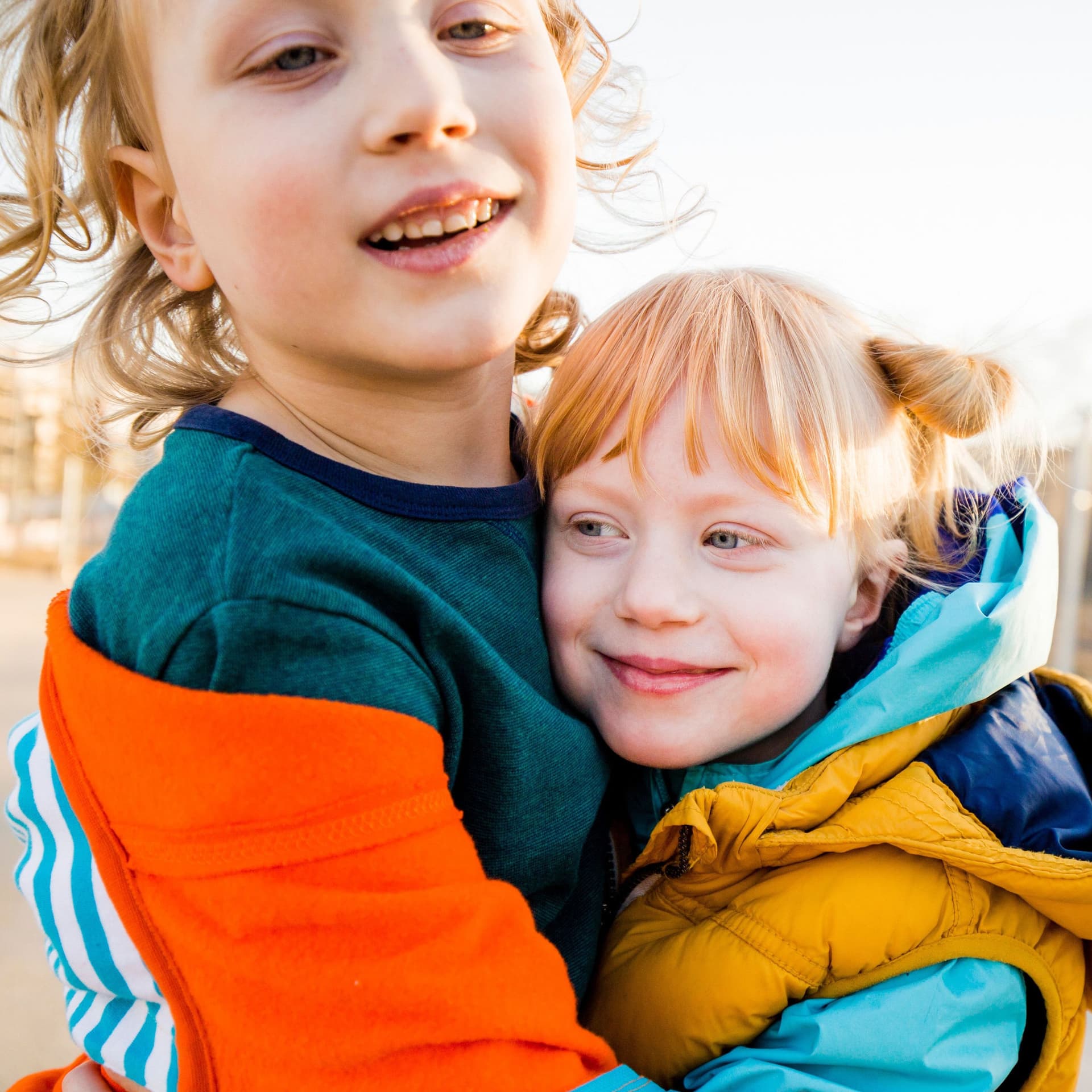 Geschwister: Ein Junge und ein Mädchen umarmen sich