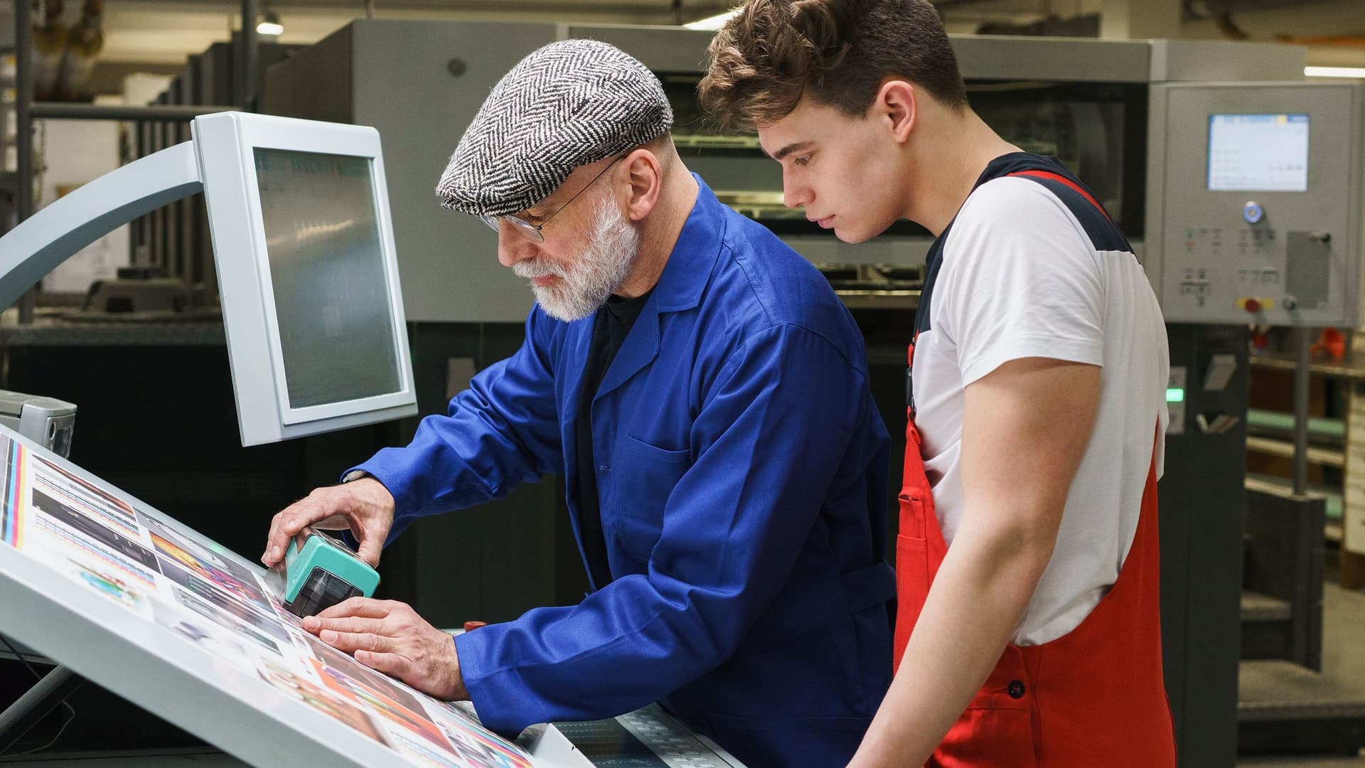 Senior zeigt Azubi Arbeit