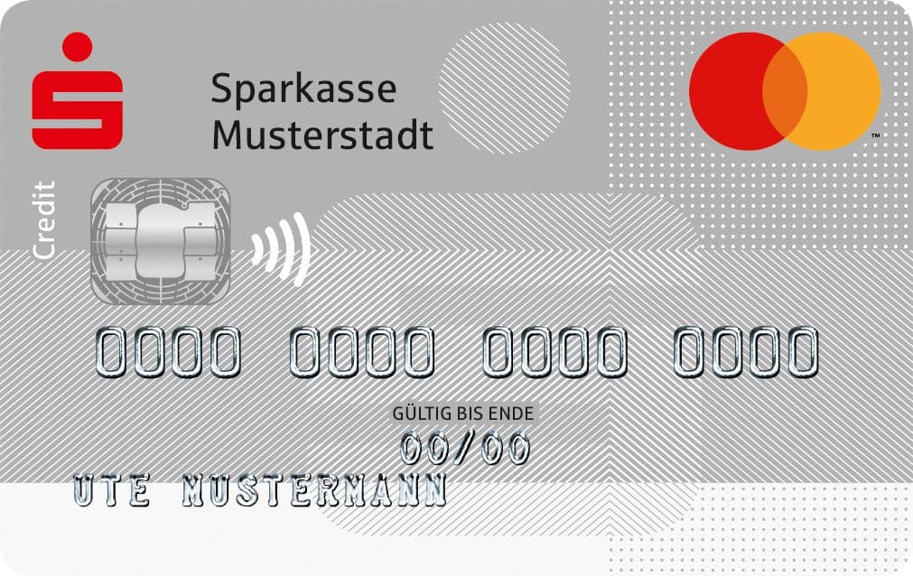 Muster einer silbernen Mastercard der Sparkasse Musterstadt. Neben den Kundendaten sind ein Chip und das NFC Zeichen erkennbar.