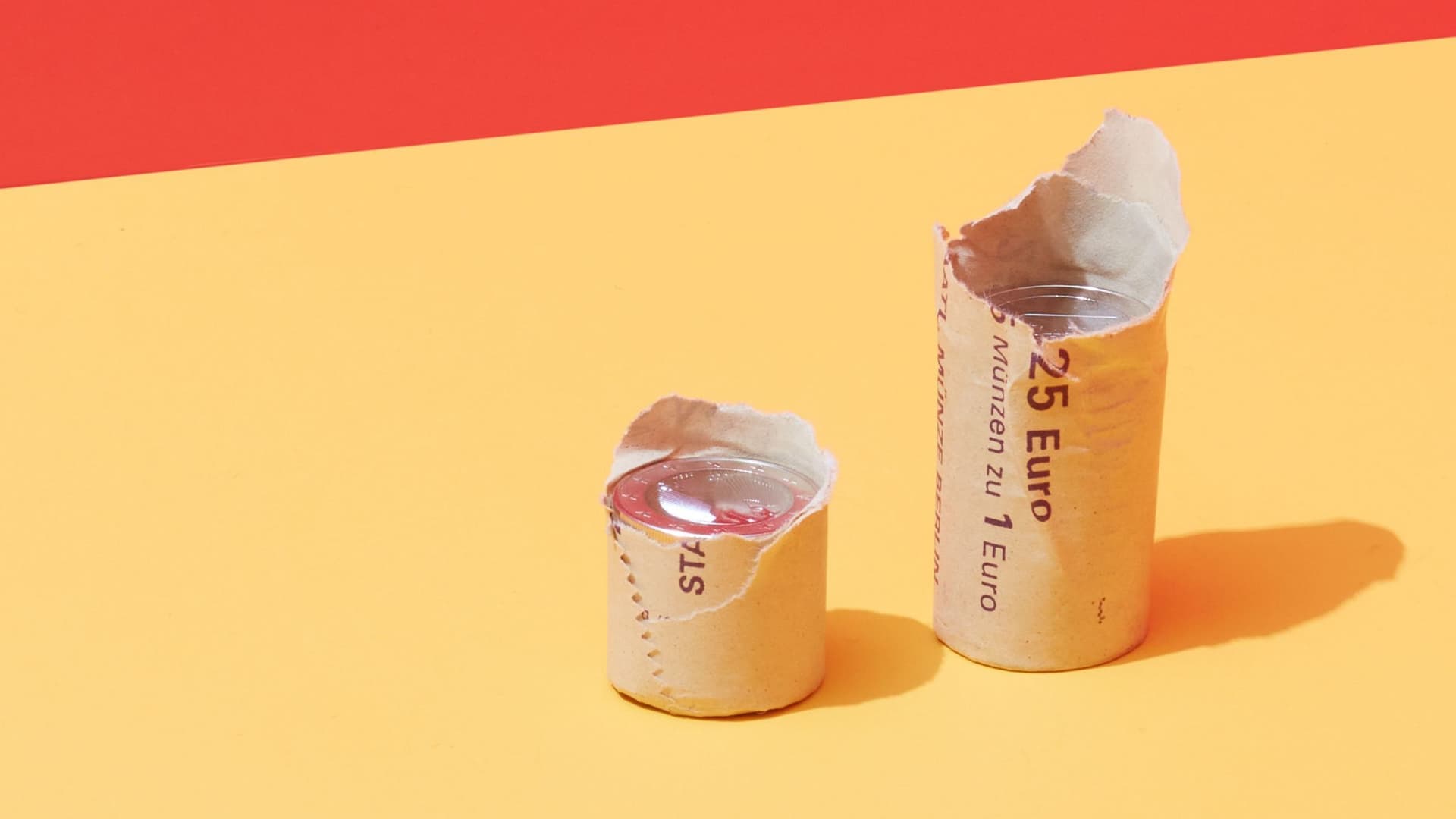 Münzrolle auseinander gebrochen auf Tisch