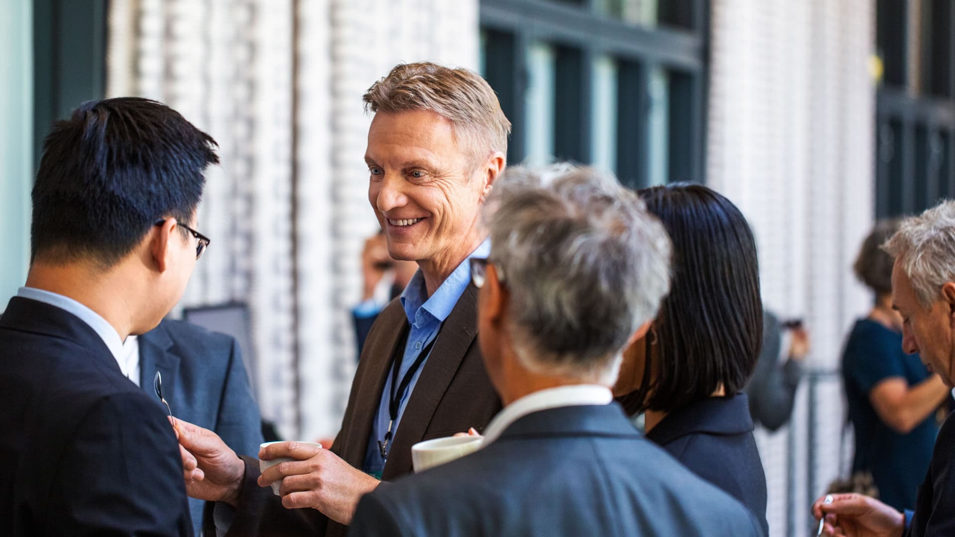 Geschäftsleute sprechen während der Kaffeepause auf der Konferenz