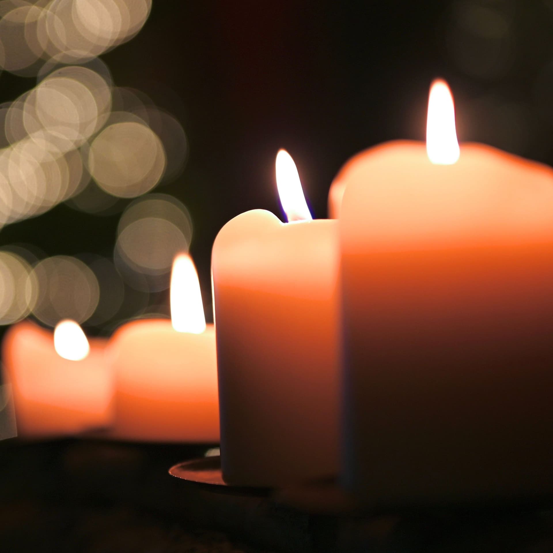 Nahaufnahme von brennenden Kerzen auf einen Tisch