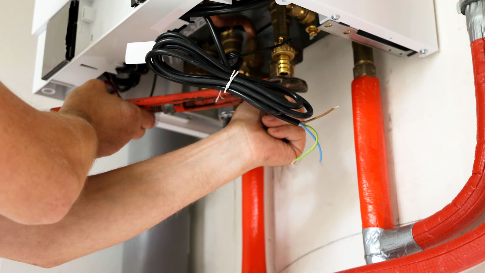 Gas- und Ölheizung mit Brennwerttechnik Einbau von einem neuen Gaskessel